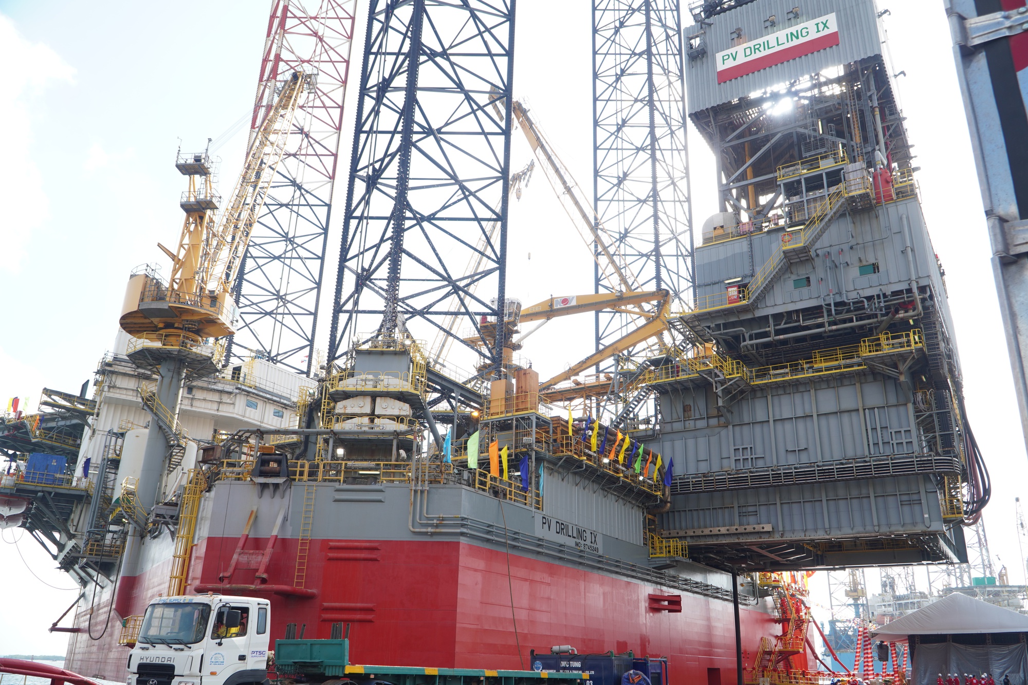 Giàn khoan PV DRILLING IX: Bước tiến mới trong ngành khoan Dầu khí tại TPHCM - Ảnh 2. Giàn khoan PV DRILLING IX: Bước tiến mới trong ngành khoan Dầu khí tại TPHCM - Ảnh 2.