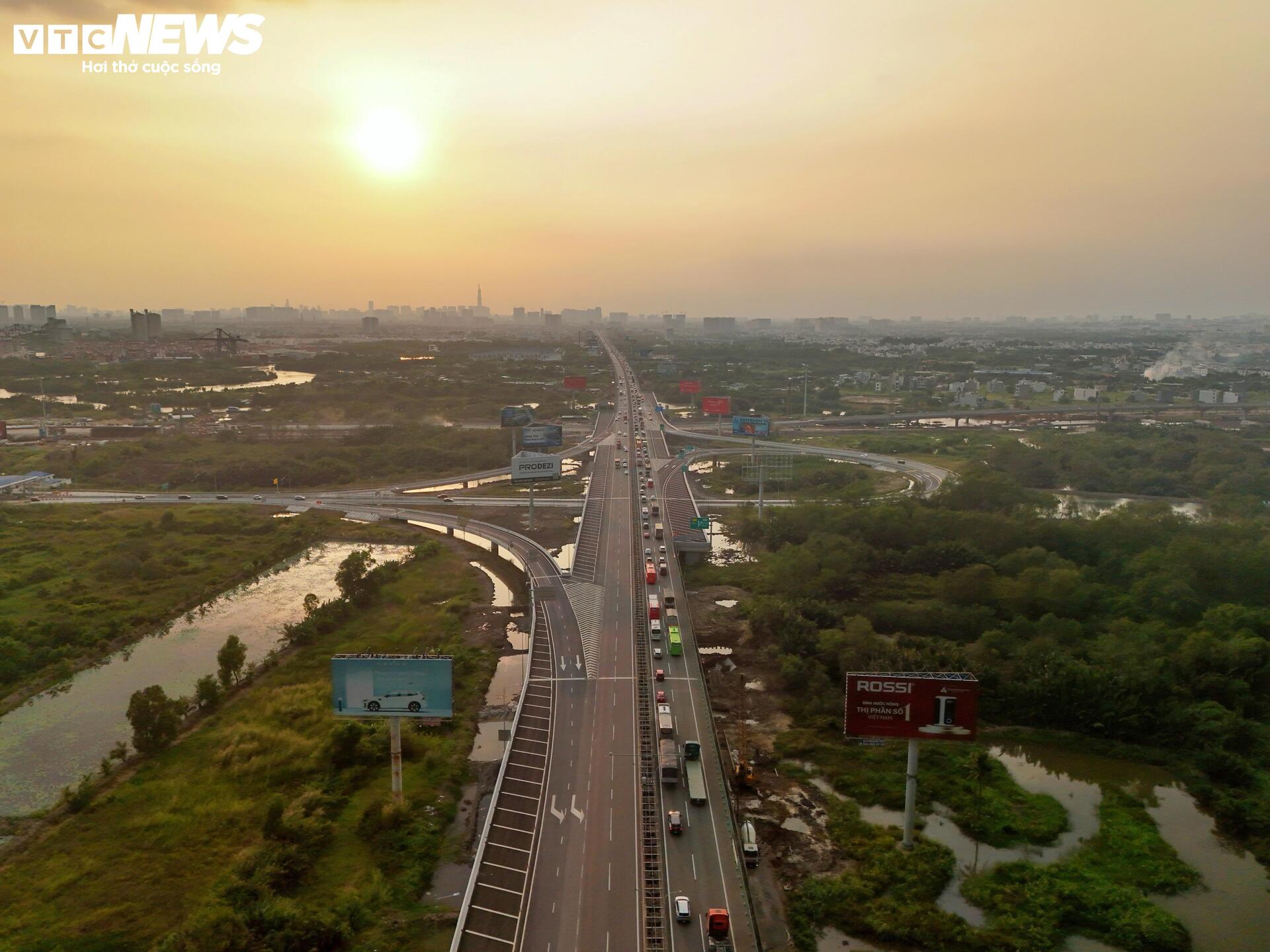 Cận cảnh cao tốc TP.HCM - Long Thành sau hơn nửa năm thi công mở rộng- Ảnh 1.