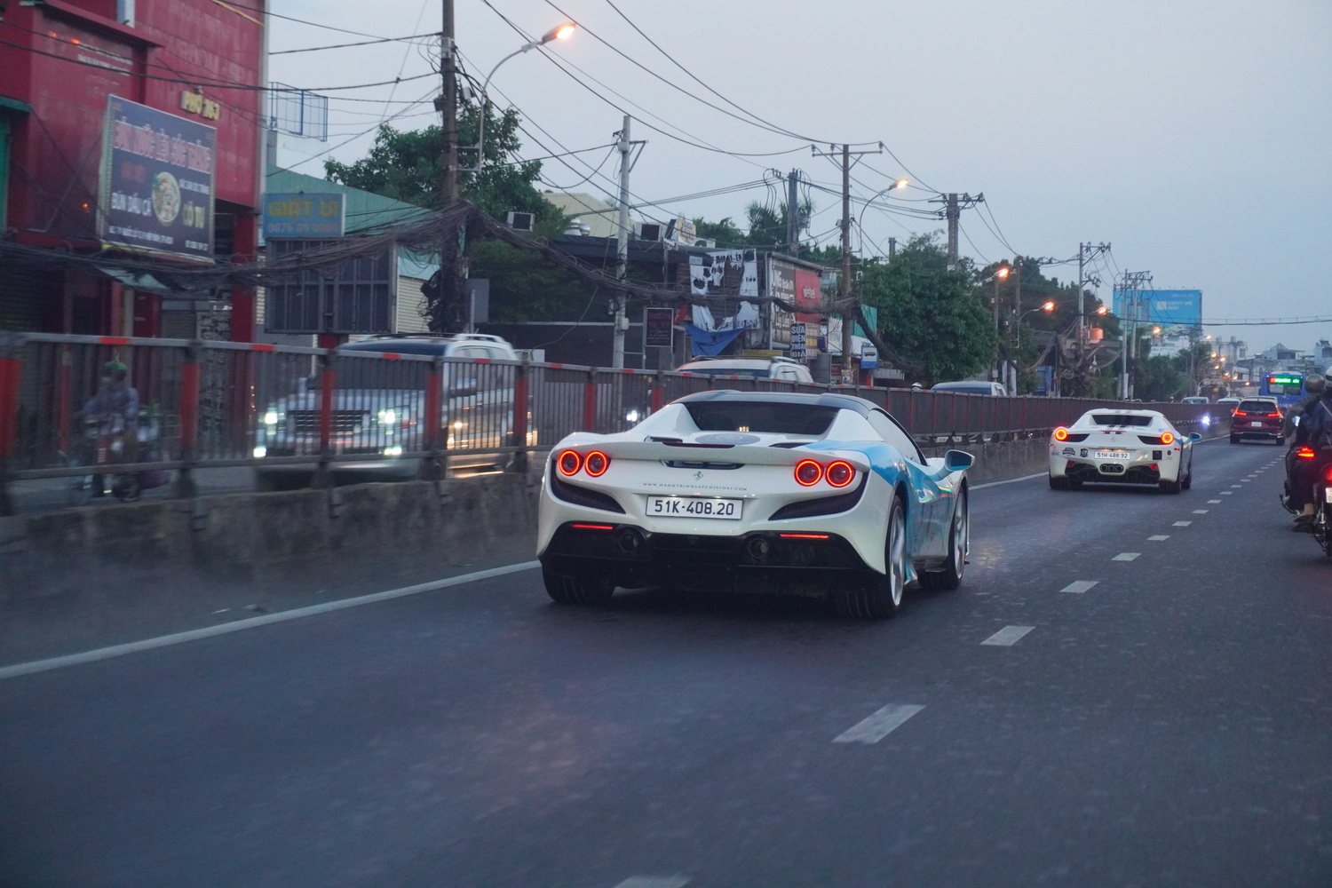 Dàn xe của ông Đặng Lê Nguyên Vũ rời trung tâm TP.HCM, bắt đầu hành trình xuyên Việt hàng nghìn km- Ảnh 4.