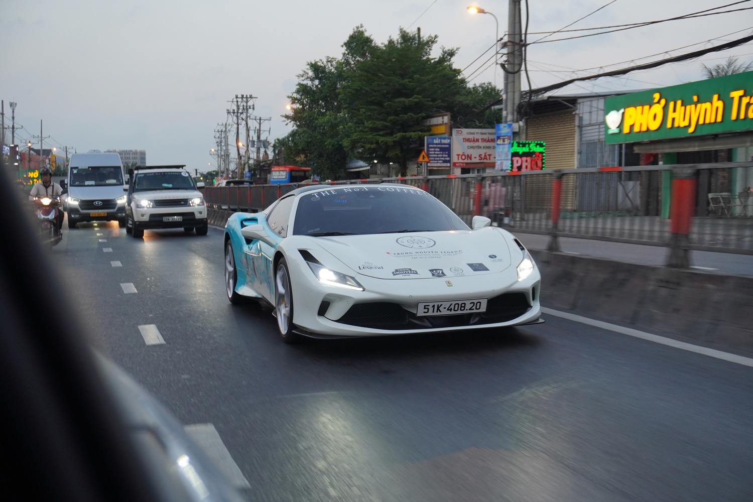 Dàn xe của ông Đặng Lê Nguyên Vũ rời trung tâm TP.HCM, bắt đầu hành trình xuyên Việt hàng nghìn km- Ảnh 12.