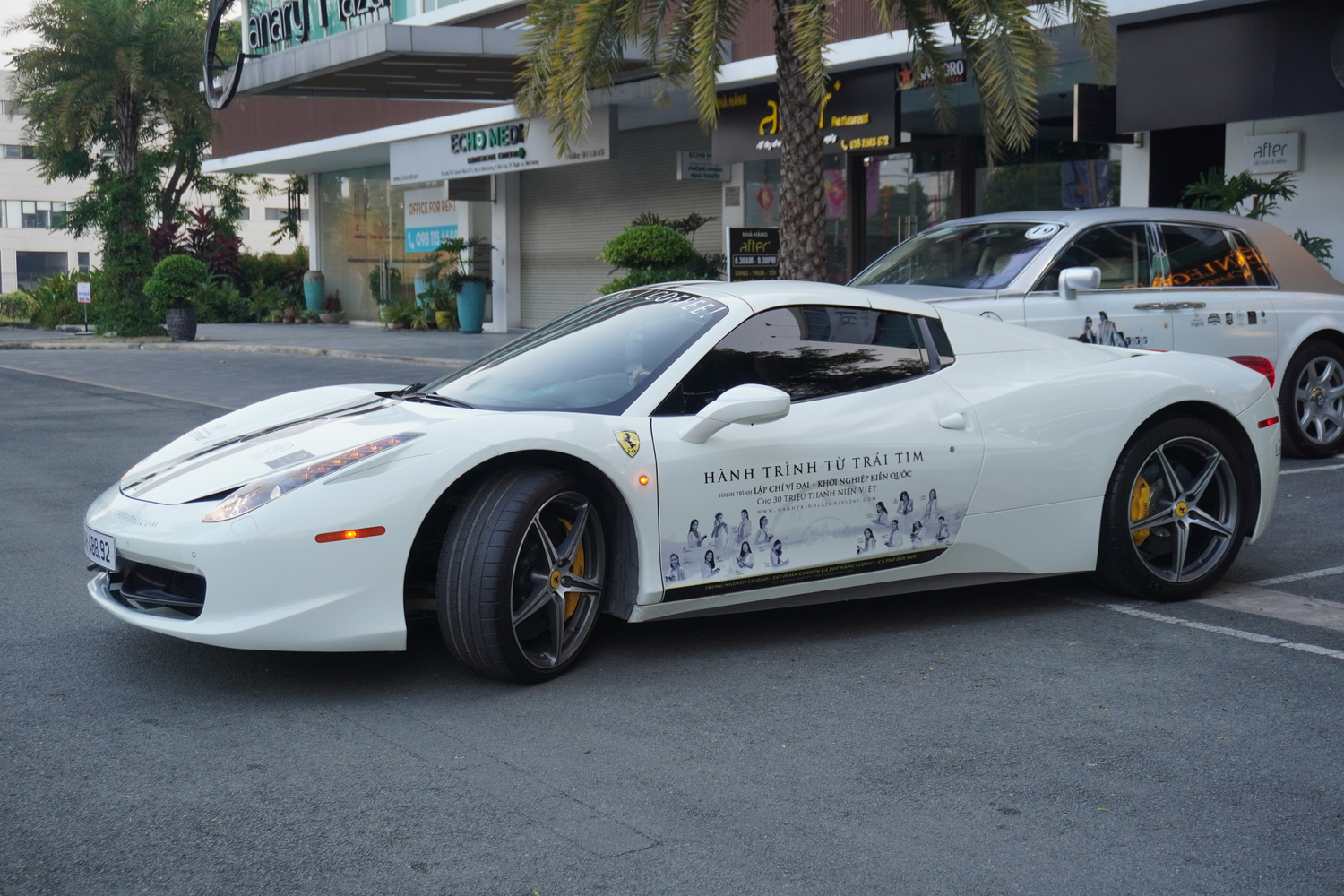 Dàn xe của ông Đặng Lê Nguyên Vũ rời trung tâm TP.HCM, bắt đầu hành trình xuyên Việt hàng nghìn km- Ảnh 13.