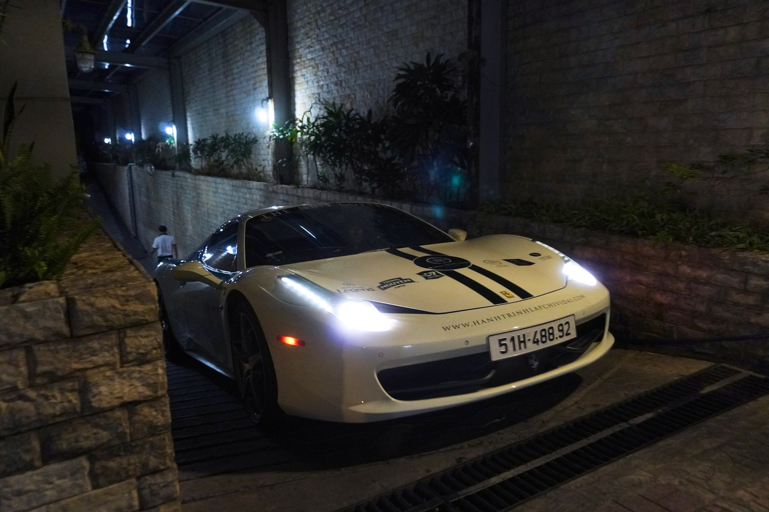 Dàn xe của ông Đặng Lê Nguyên Vũ rời trung tâm TP.HCM, bắt đầu hành trình xuyên Việt hàng nghìn km- Ảnh 5.