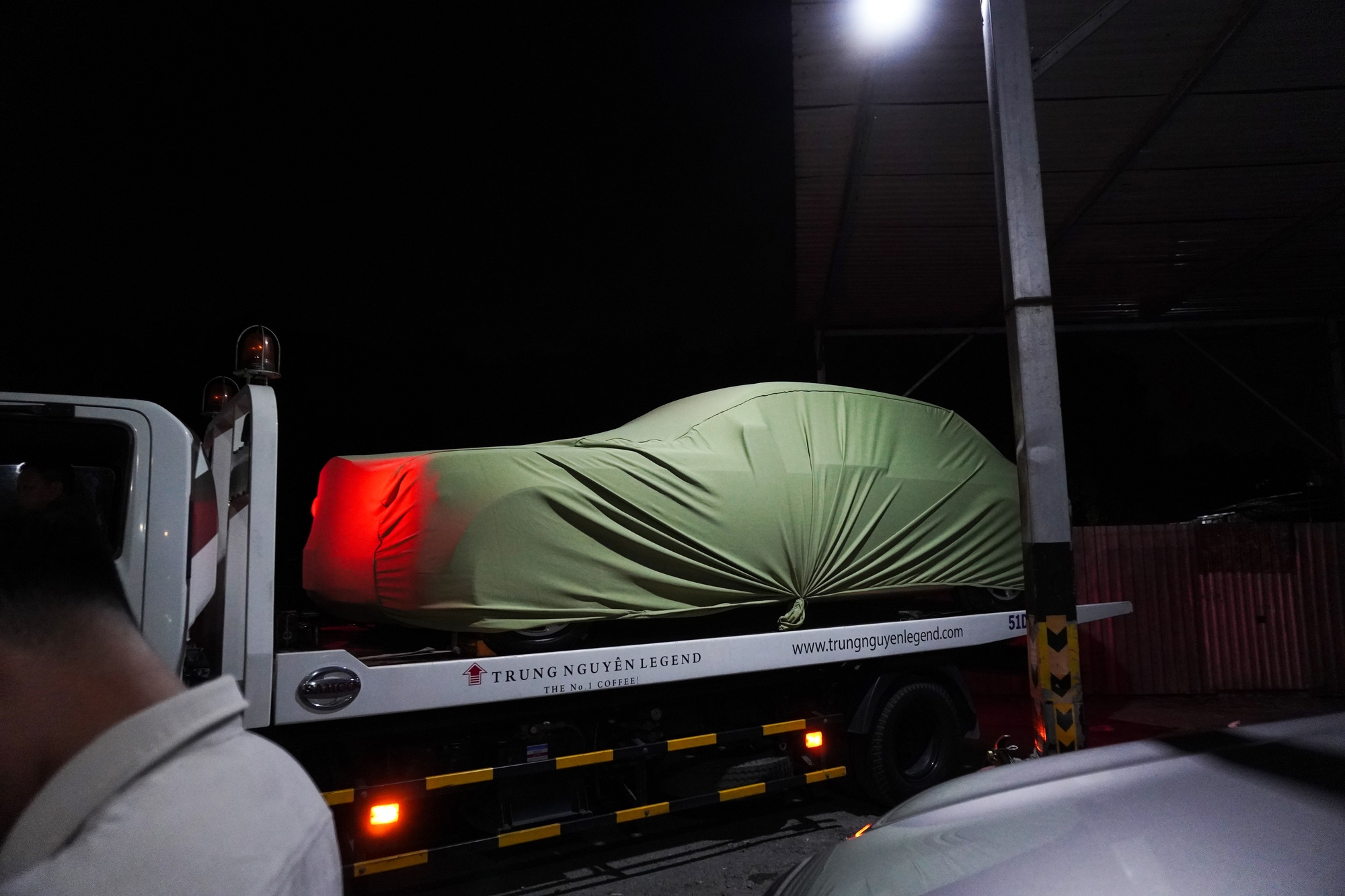 Dàn xe của ông Đặng Lê Nguyên Vũ rời trung tâm TP.HCM, bắt đầu hành trình xuyên Việt hàng nghìn km- Ảnh 2.