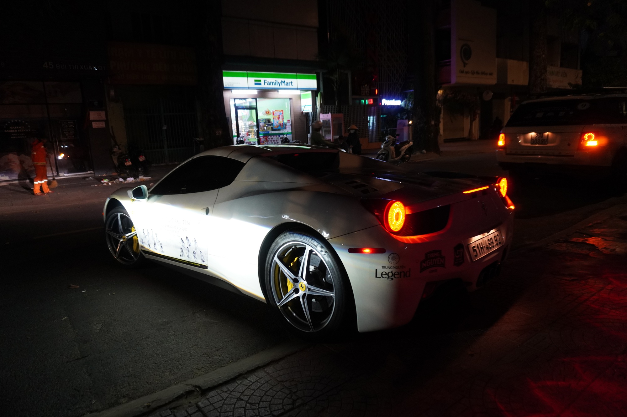 Dàn xe của ông Đặng Lê Nguyên Vũ rời trung tâm TP.HCM, bắt đầu hành trình xuyên Việt hàng nghìn km- Ảnh 9.