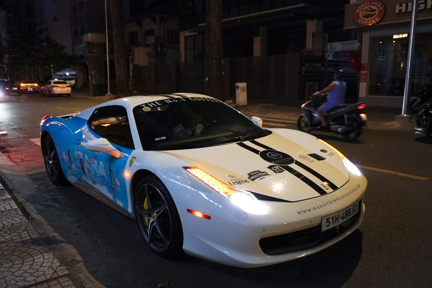 Dàn xe của ông Đặng Lê Nguyên Vũ rời trung tâm TP.HCM, bắt đầu hành trình xuyên Việt hàng nghìn km- Ảnh 1.