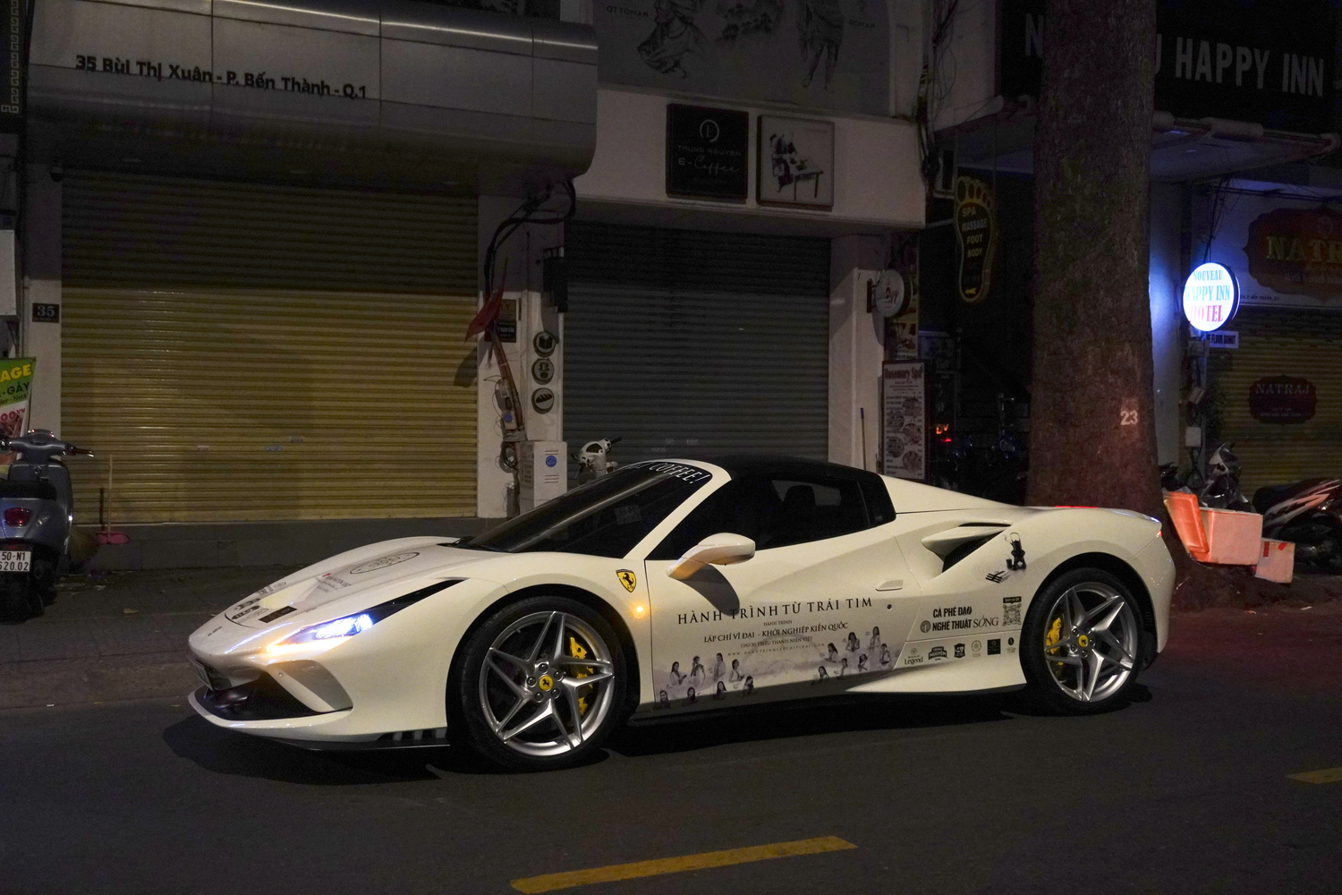 Dàn xe của ông Đặng Lê Nguyên Vũ rời trung tâm TP.HCM, bắt đầu hành trình xuyên Việt hàng nghìn km- Ảnh 8.