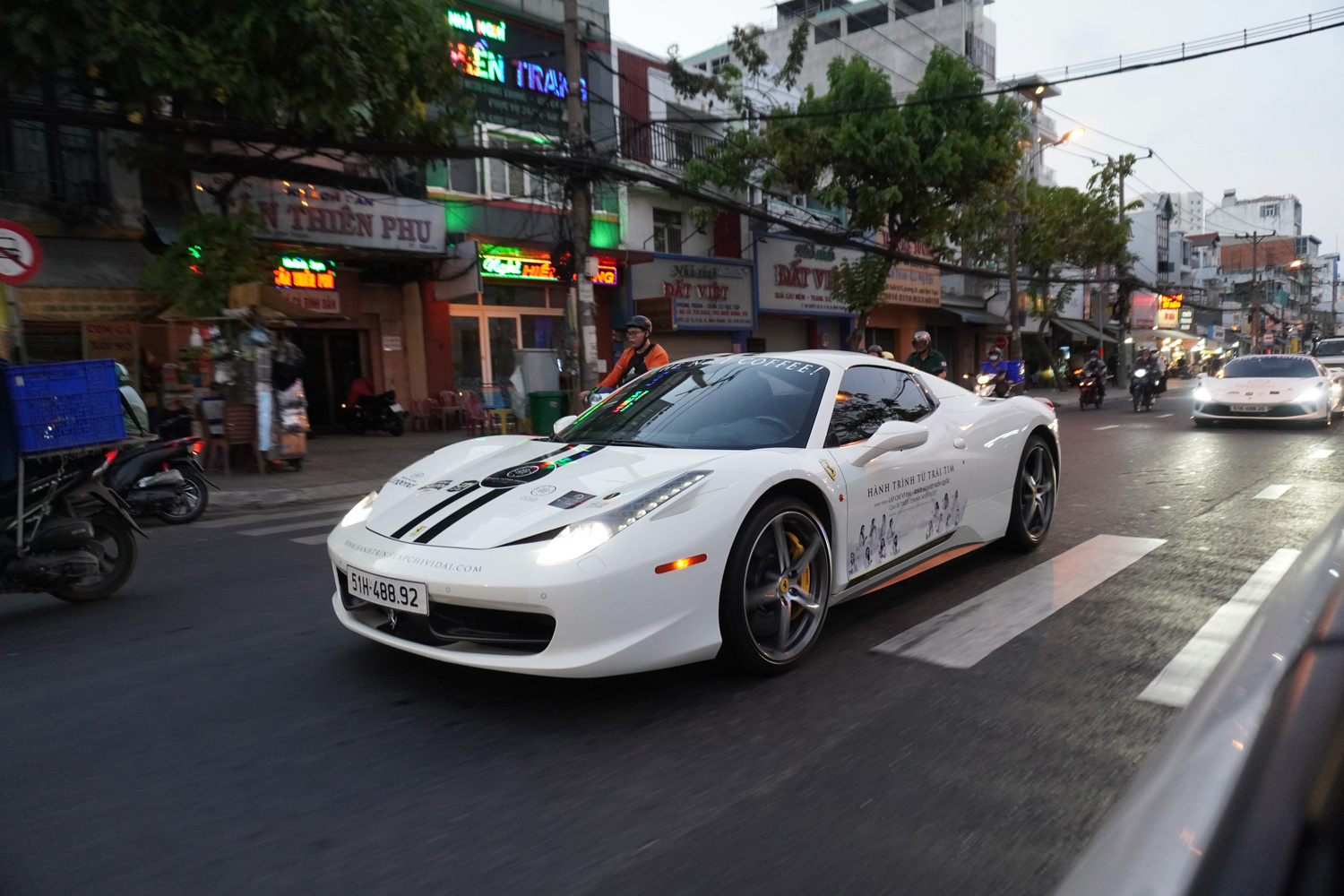 Dàn xe của ông Đặng Lê Nguyên Vũ rời trung tâm TP.HCM, bắt đầu hành trình xuyên Việt hàng nghìn km- Ảnh 10.