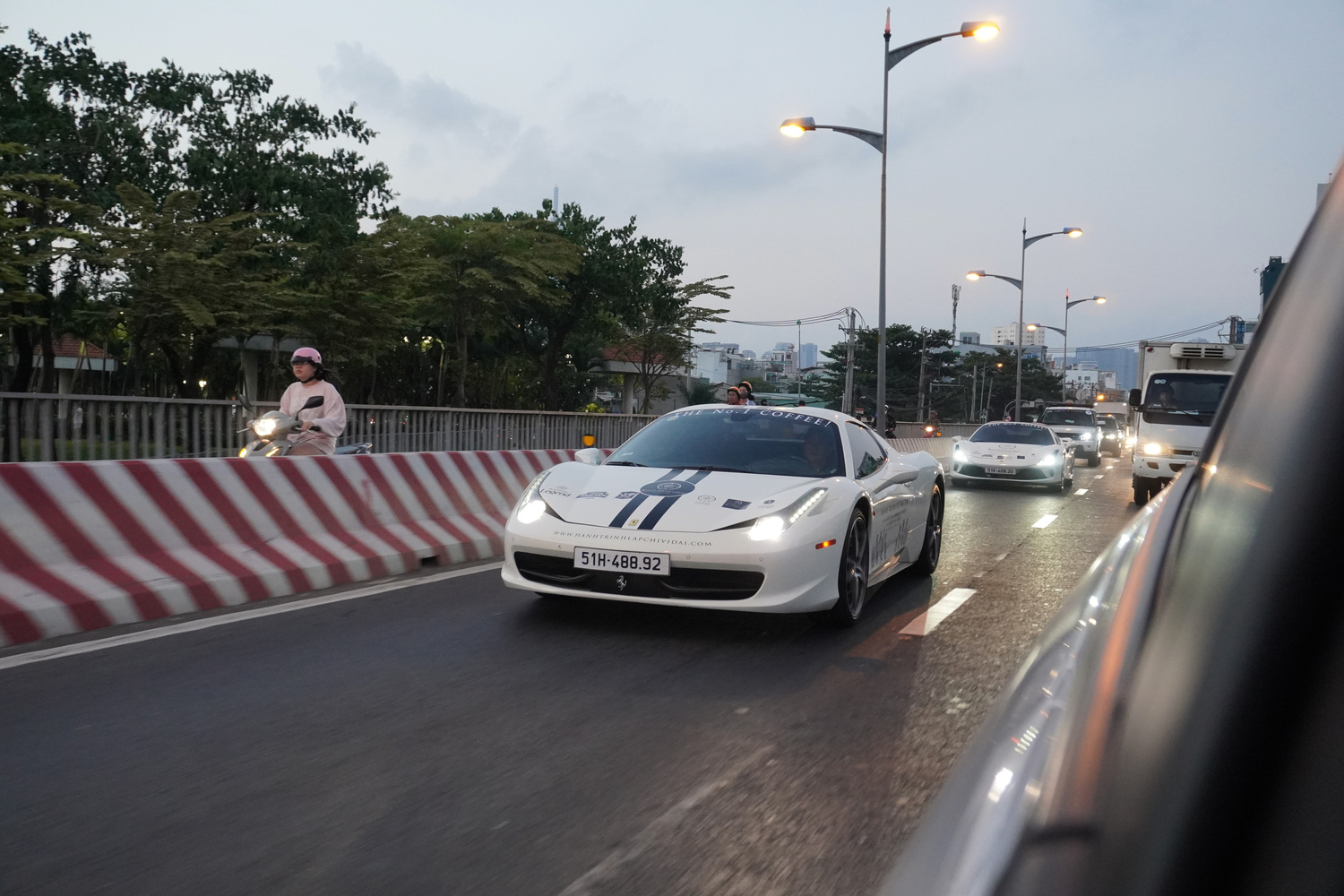 Dàn xe của ông Đặng Lê Nguyên Vũ rời trung tâm TP.HCM, bắt đầu hành trình xuyên Việt hàng nghìn km- Ảnh 11.