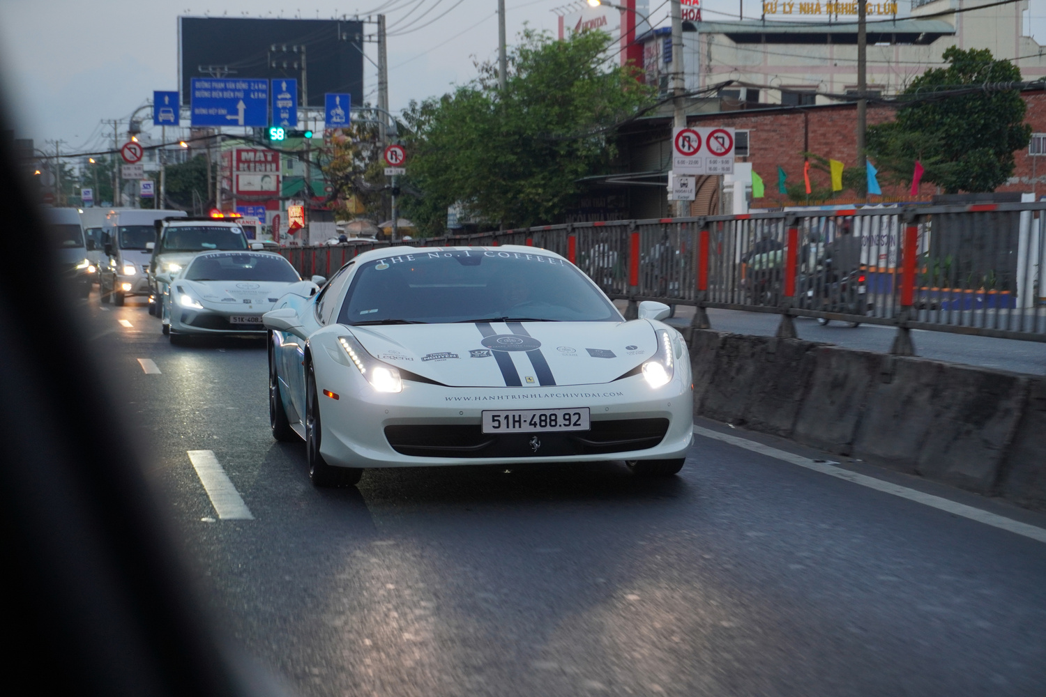 Dàn xe của ông Đặng Lê Nguyên Vũ rời trung tâm TP.HCM, bắt đầu hành trình xuyên Việt hàng nghìn km- Ảnh 3.