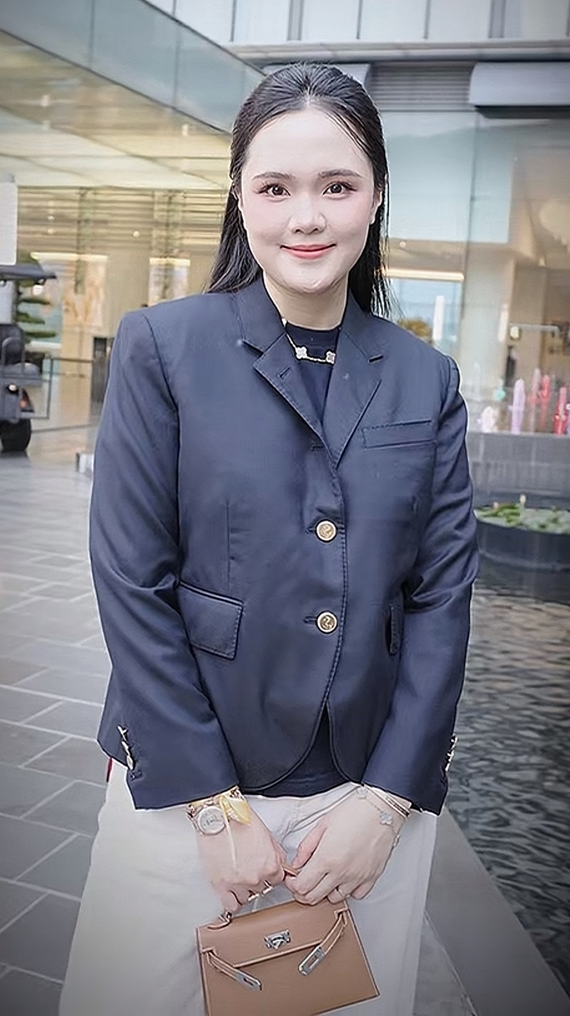 Quỳnh Anh “vợ Duy Mạnh” gây bão với diện mạo “tổng tài”: Nhưng hàng hiệu đắt đỏ vẫn vấp phải tranh luận trái chiều - Ảnh 1.