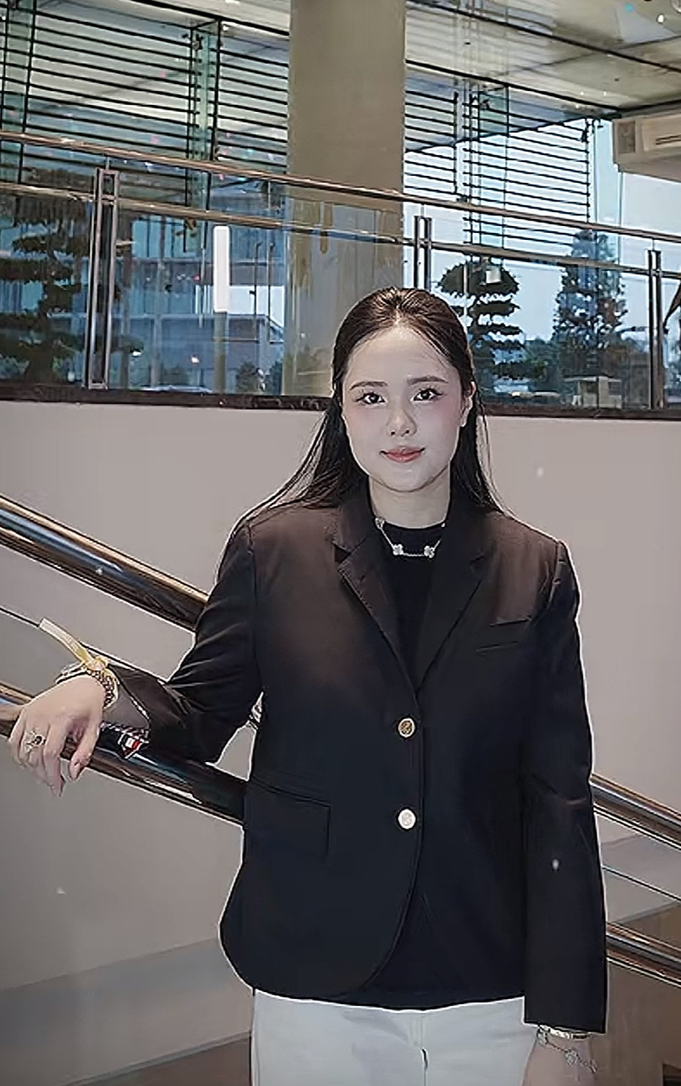 Quỳnh Anh “vợ Duy Mạnh” gây bão với diện mạo “tổng tài”: Nhưng hàng hiệu đắt đỏ vẫn vấp phải tranh luận trái chiều - Ảnh 3.