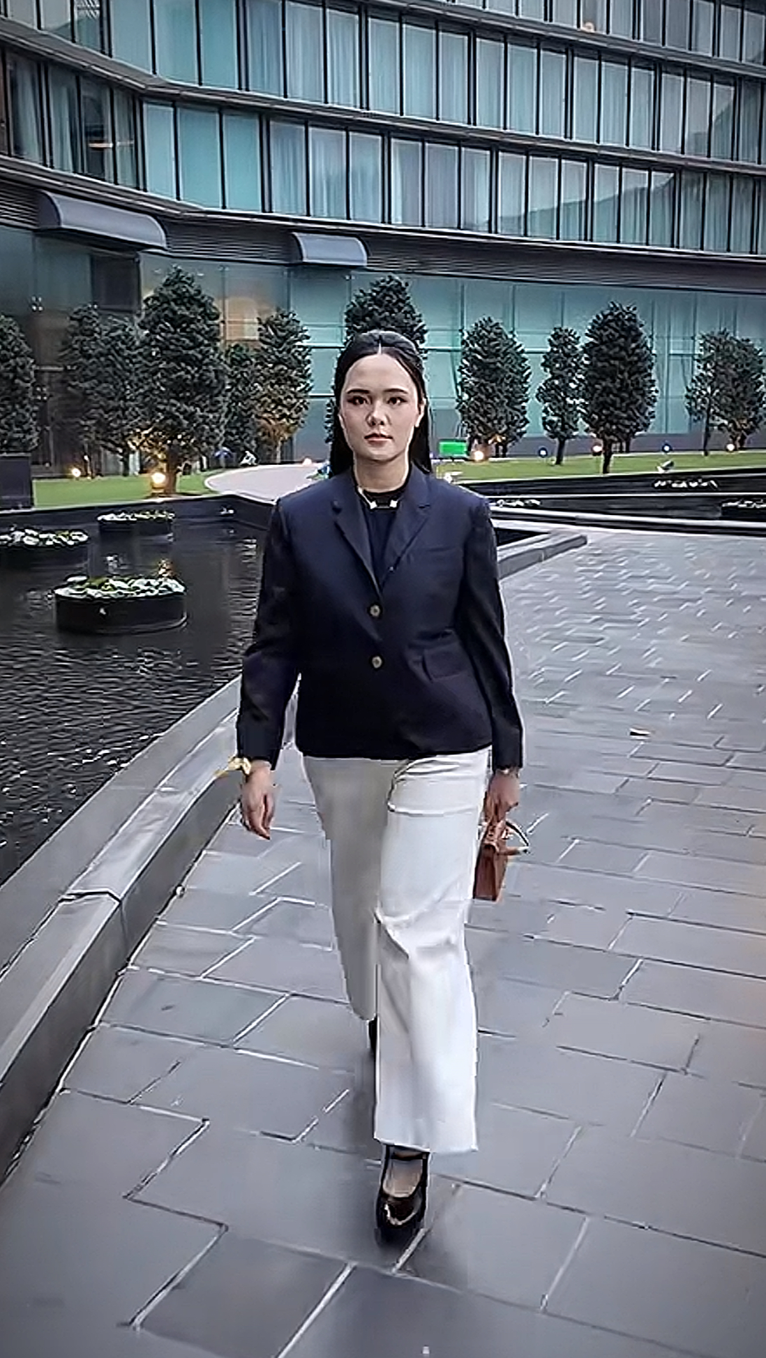 Quỳnh Anh “vợ Duy Mạnh” gây bão với diện mạo “tổng tài”: Nhưng hàng hiệu đắt đỏ vẫn vấp phải tranh luận trái chiều - Ảnh 2.