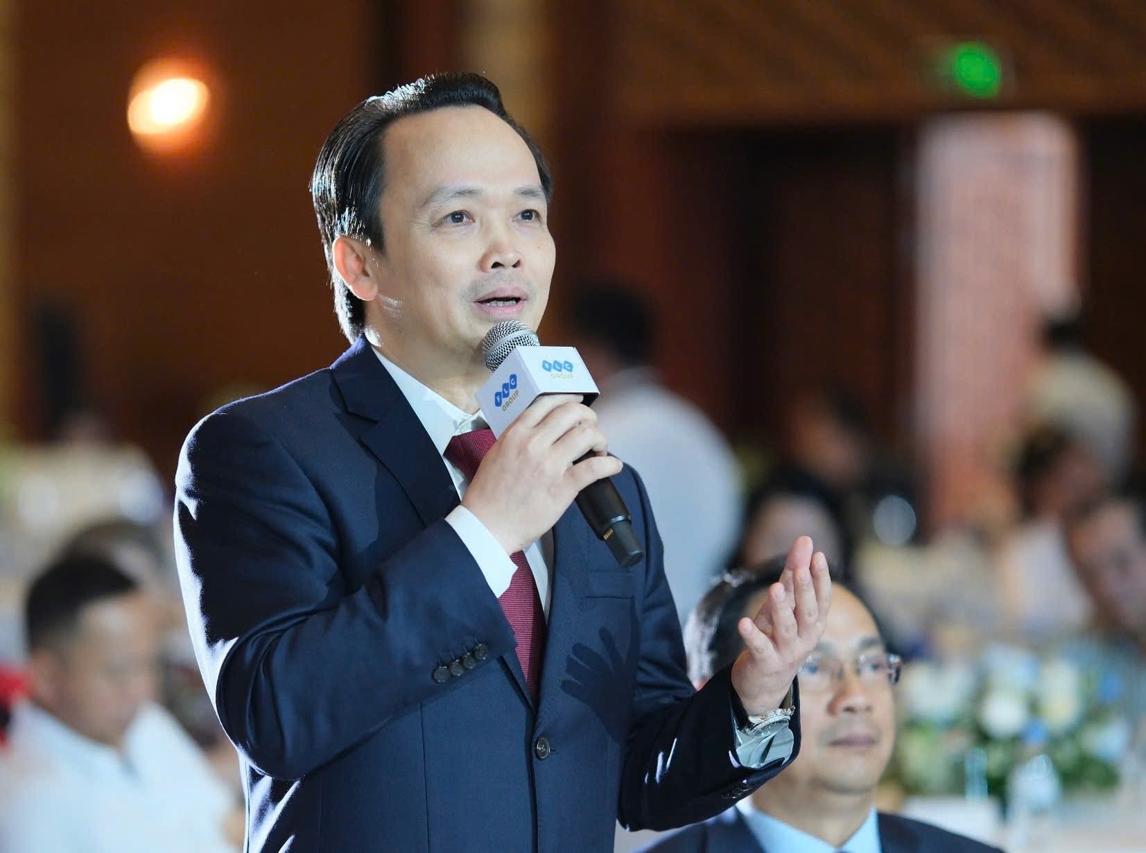 Bất ngờ xuất hiện, Chủ tịch FLC Trịnh Văn Quyết cất lời bài hát 