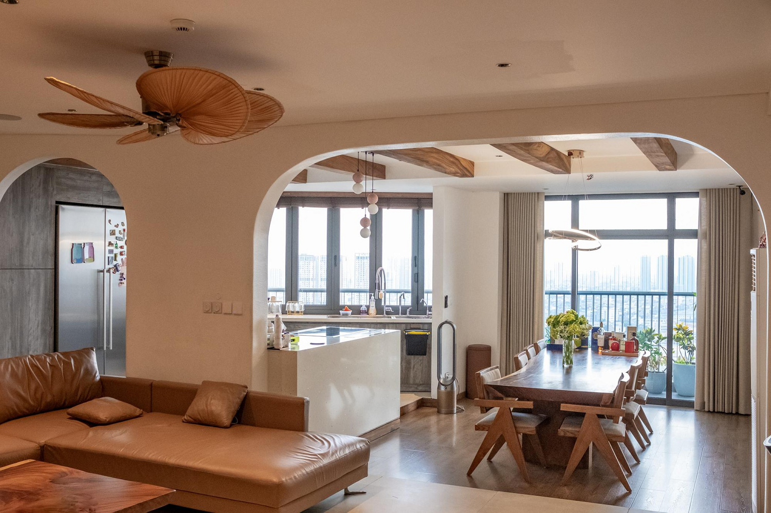 Cuộc sống sang chảnh của hội "phú bà" Vbiz: Huyền Baby ở biệt thự 100 tỷ, Ngọc Thanh Tâm sống trong "cung điện" đập thông 6 căn- Ảnh 6.