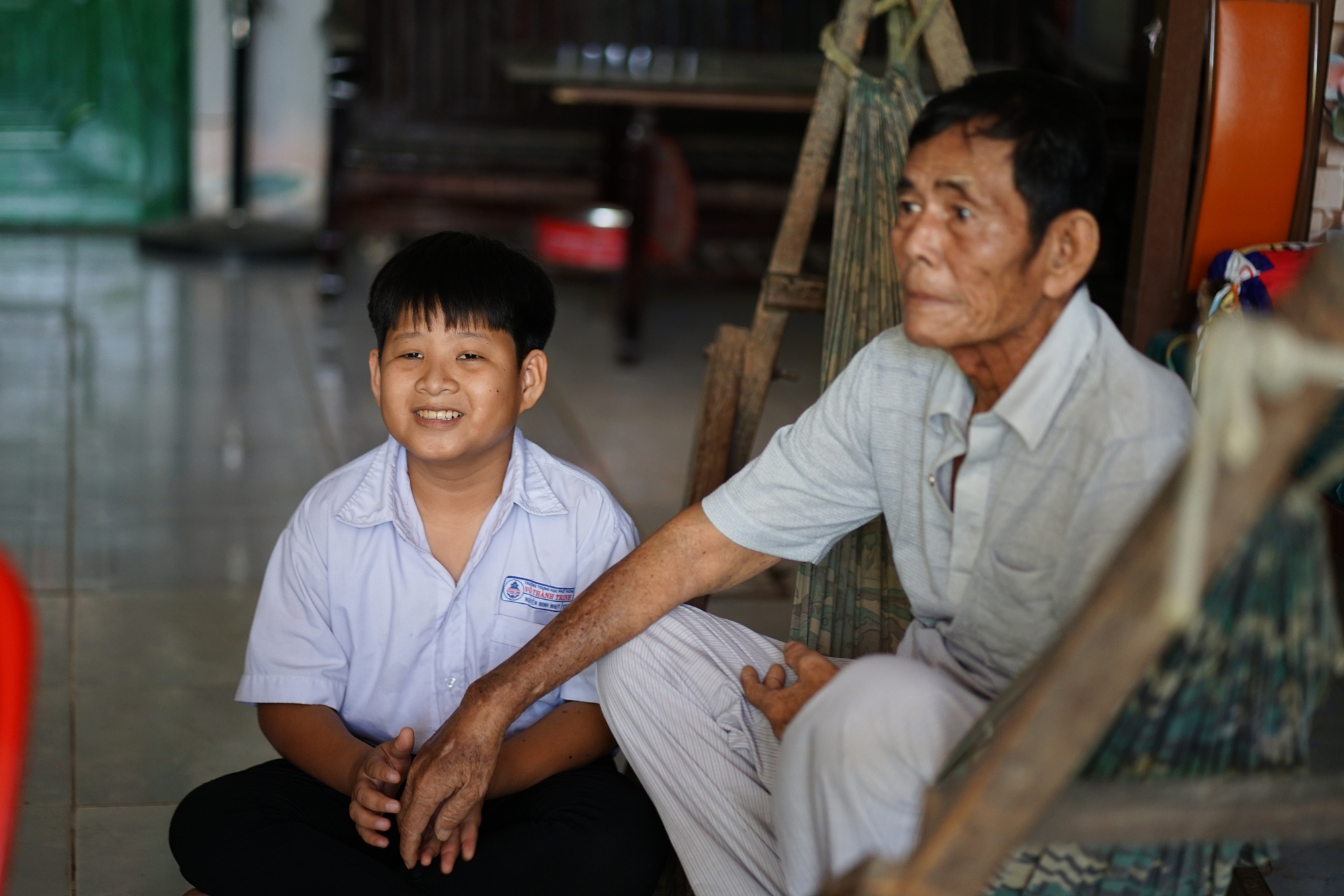 Về An Giang gặp nam sinh trong clip 27 triệu view gây sốt: Lớn lên từ mất mát và “bản giao kèo 10 năm” với bà nội- Ảnh 1. Về An Giang gặp nam sinh trong clip 27 triệu view gây sốt: Lớn lên từ mất mát và “bản giao kèo 10 năm” với bà nội- Ảnh 1.