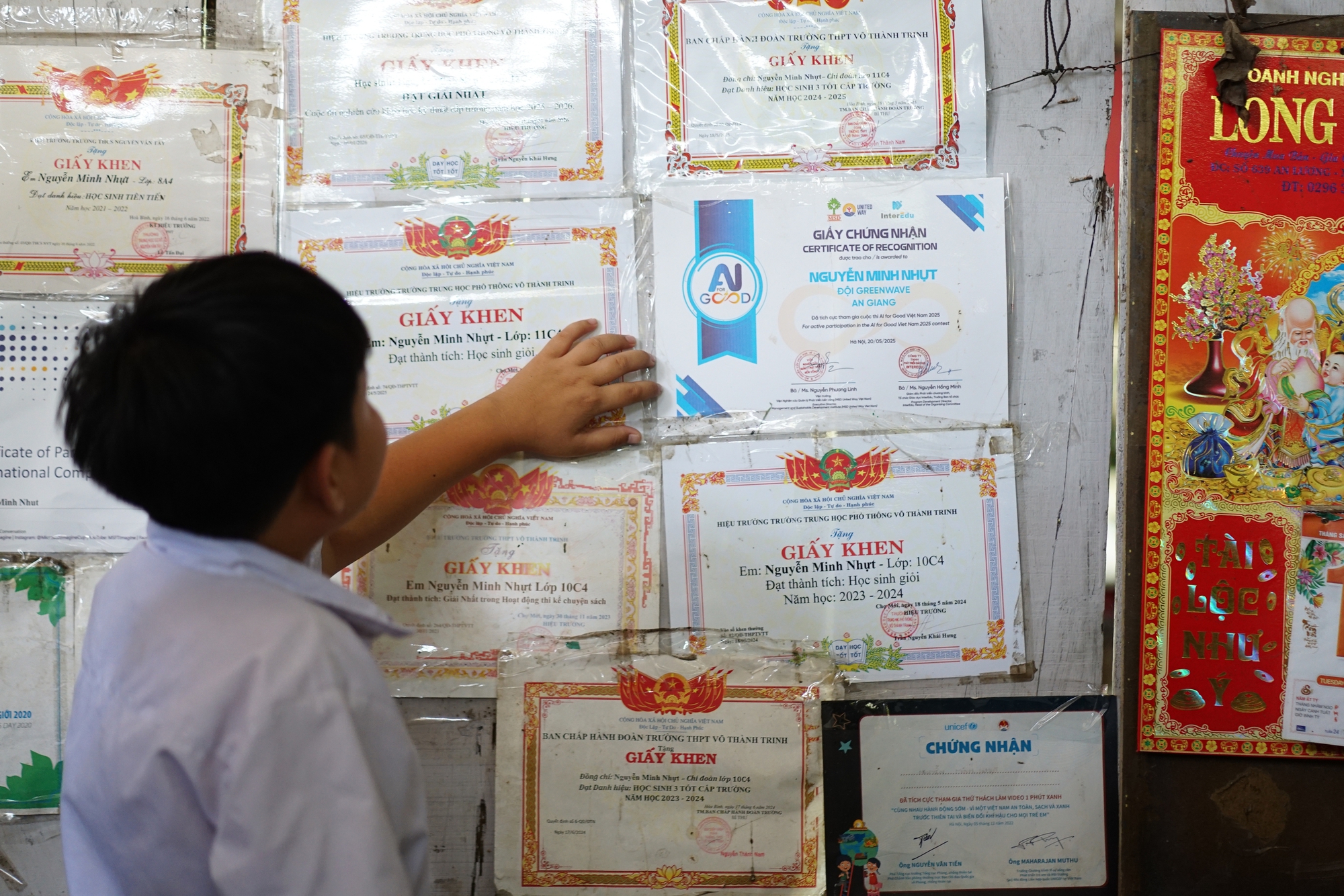 Về An Giang gặp nam sinh trong clip 27 triệu view gây sốt: Lớn lên từ mất mát và “bản giao kèo 10 năm” với bà nội- Ảnh 7. Về An Giang gặp nam sinh trong clip 27 triệu view gây sốt: Lớn lên từ mất mát và “bản giao kèo 10 năm” với bà nội- Ảnh 7.