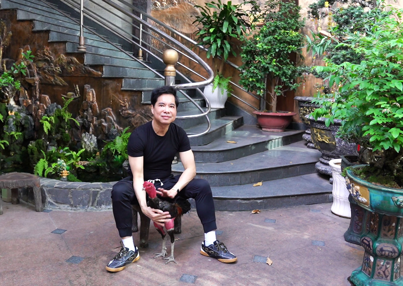 "Ông hoàng nhạc sến" đình đám Việt Nam U60 chưa lấy vợ nhưng đã có 3 con, ở biệt thự dát vàng- Ảnh 4.