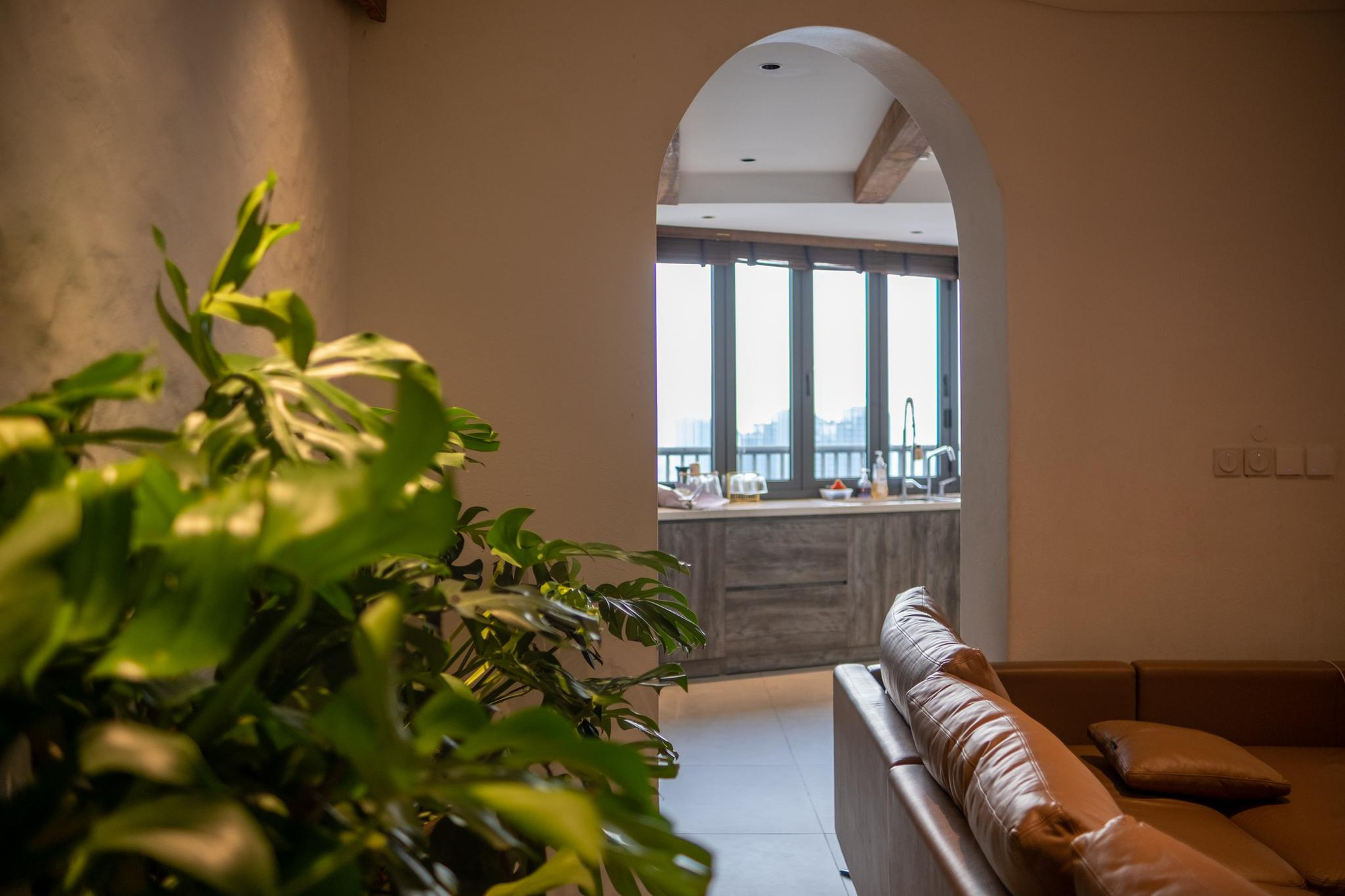 Cuộc sống sang chảnh của hội "phú bà" Vbiz: Huyền Baby ở biệt thự 100 tỷ, Ngọc Thanh Tâm sống trong "cung điện" đập thông 6 căn- Ảnh 5.