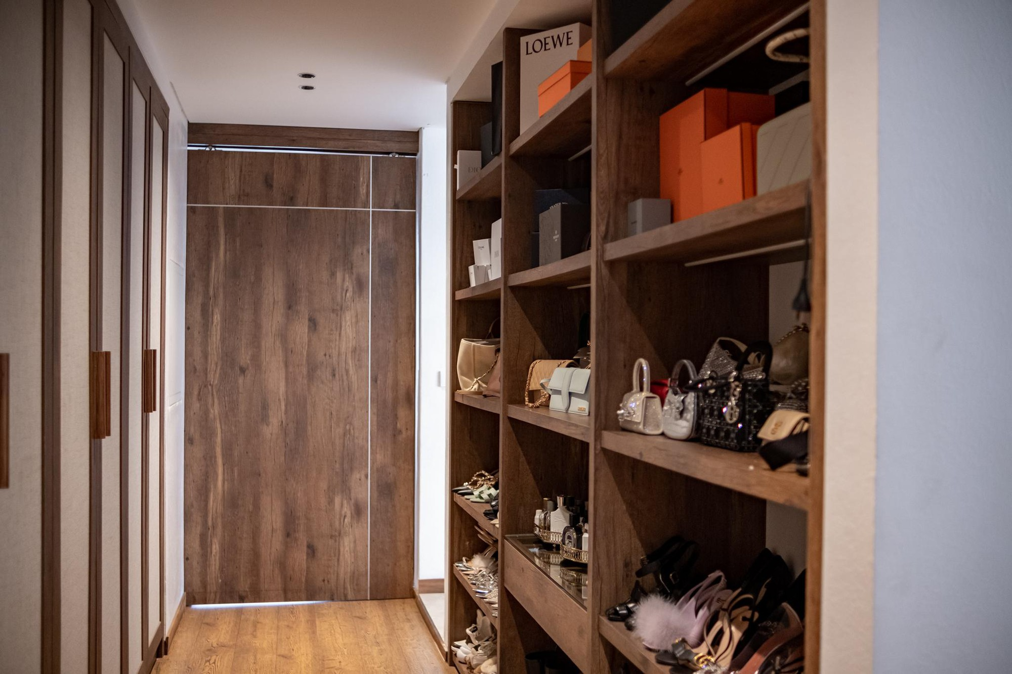 Cuộc sống sang chảnh của hội "phú bà" Vbiz: Huyền Baby ở biệt thự 100 tỷ, Ngọc Thanh Tâm sống trong "cung điện" đập thông 6 căn- Ảnh 8.