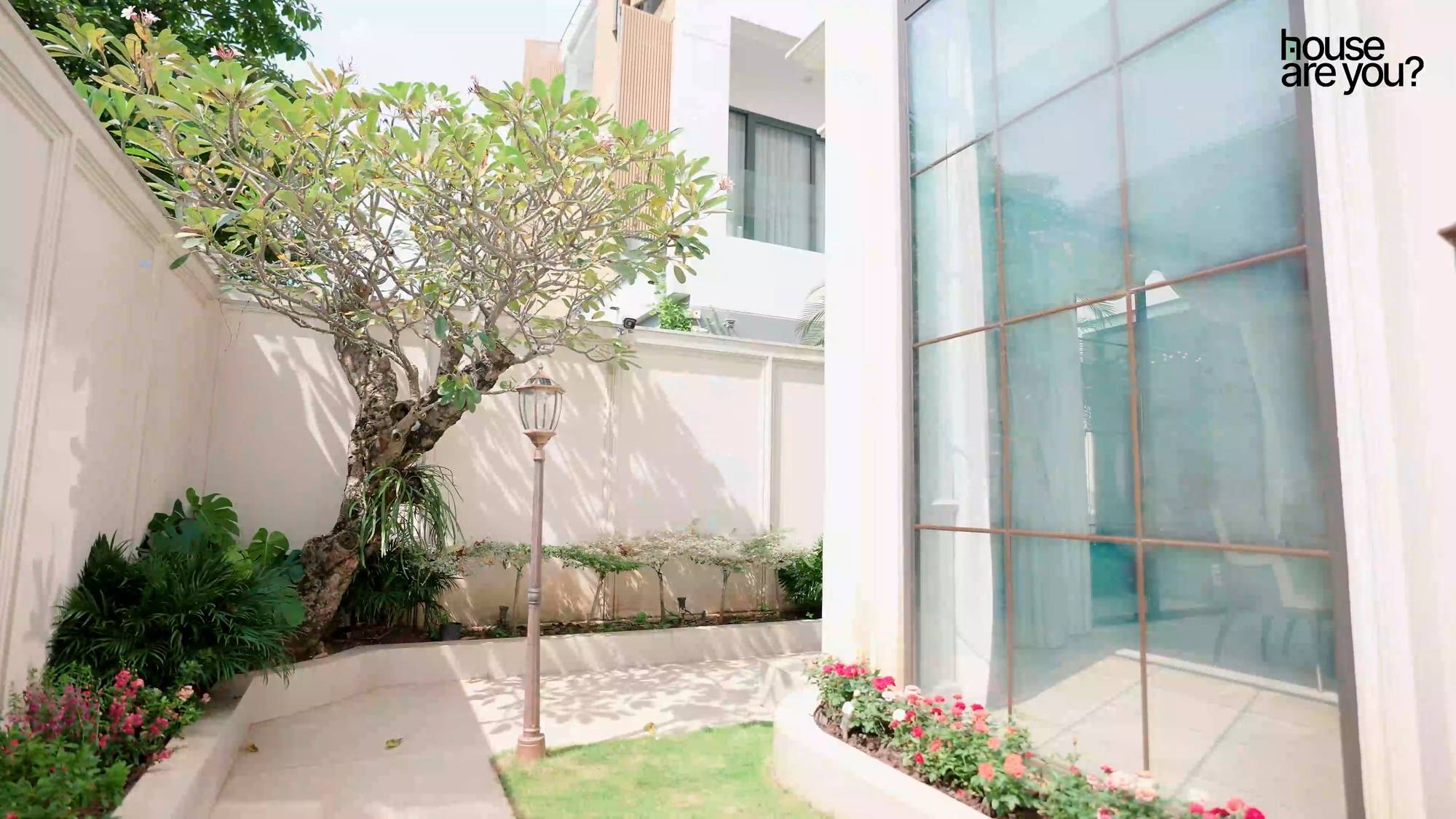 Cuộc sống sang chảnh của hội "phú bà" Vbiz: Huyền Baby ở biệt thự 100 tỷ, Ngọc Thanh Tâm sống trong "cung điện" đập thông 6 căn- Ảnh 18.