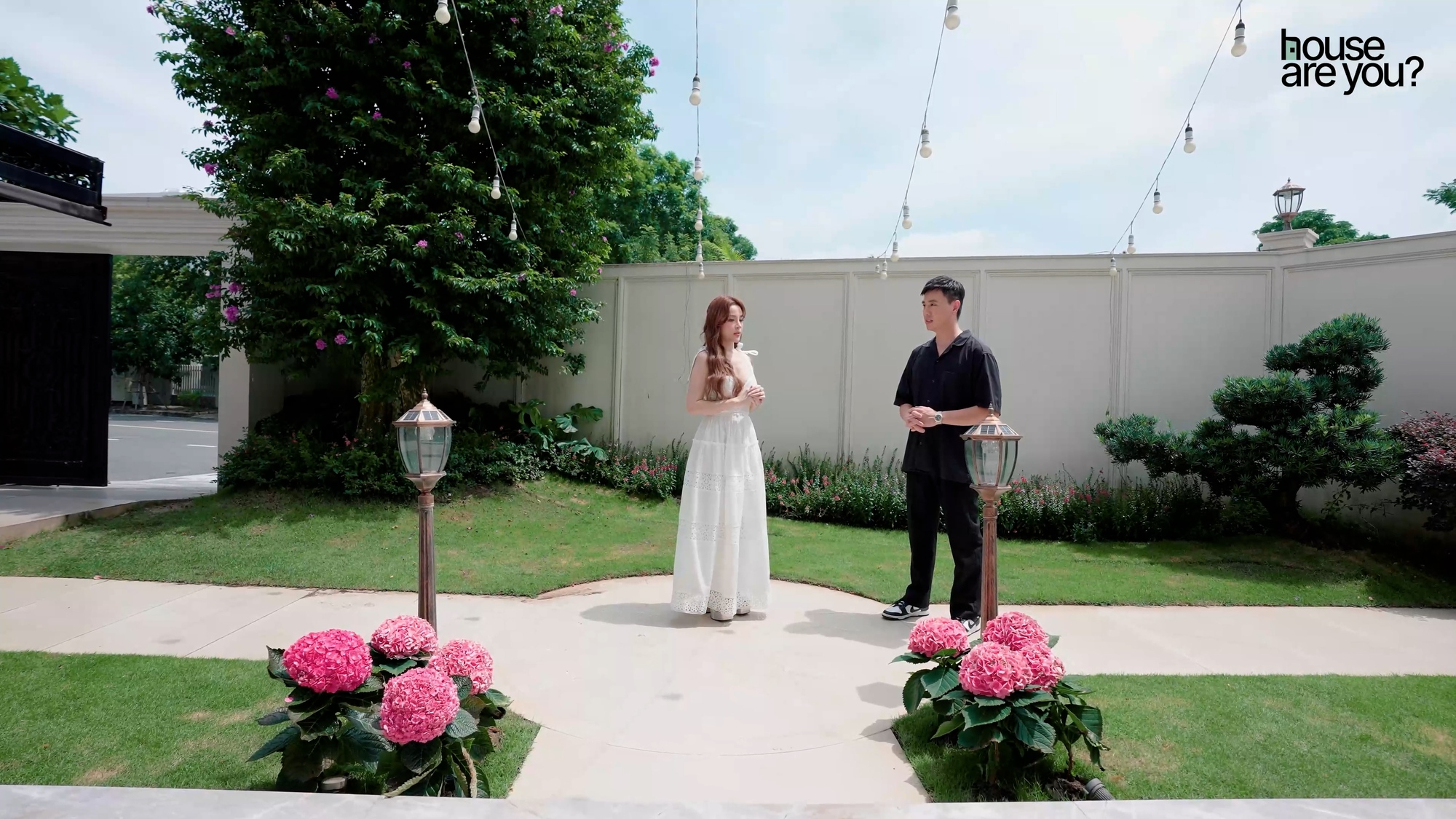 Cuộc sống sang chảnh của hội "phú bà" Vbiz: Huyền Baby ở biệt thự 100 tỷ, Ngọc Thanh Tâm sống trong "cung điện" đập thông 6 căn- Ảnh 17.