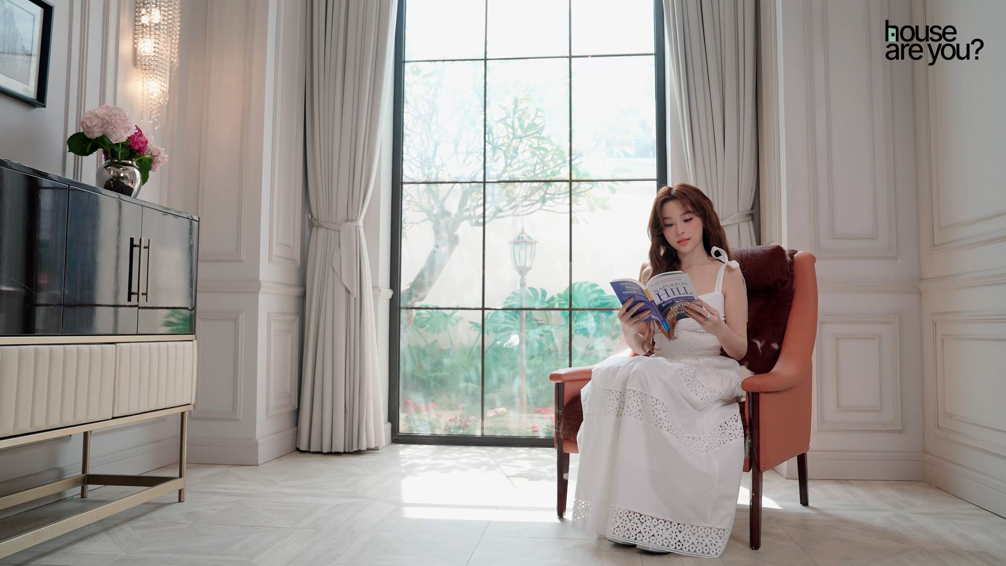 Cuộc sống sang chảnh của hội "phú bà" Vbiz: Huyền Baby ở biệt thự 100 tỷ, Ngọc Thanh Tâm sống trong "cung điện" đập thông 6 căn- Ảnh 23.