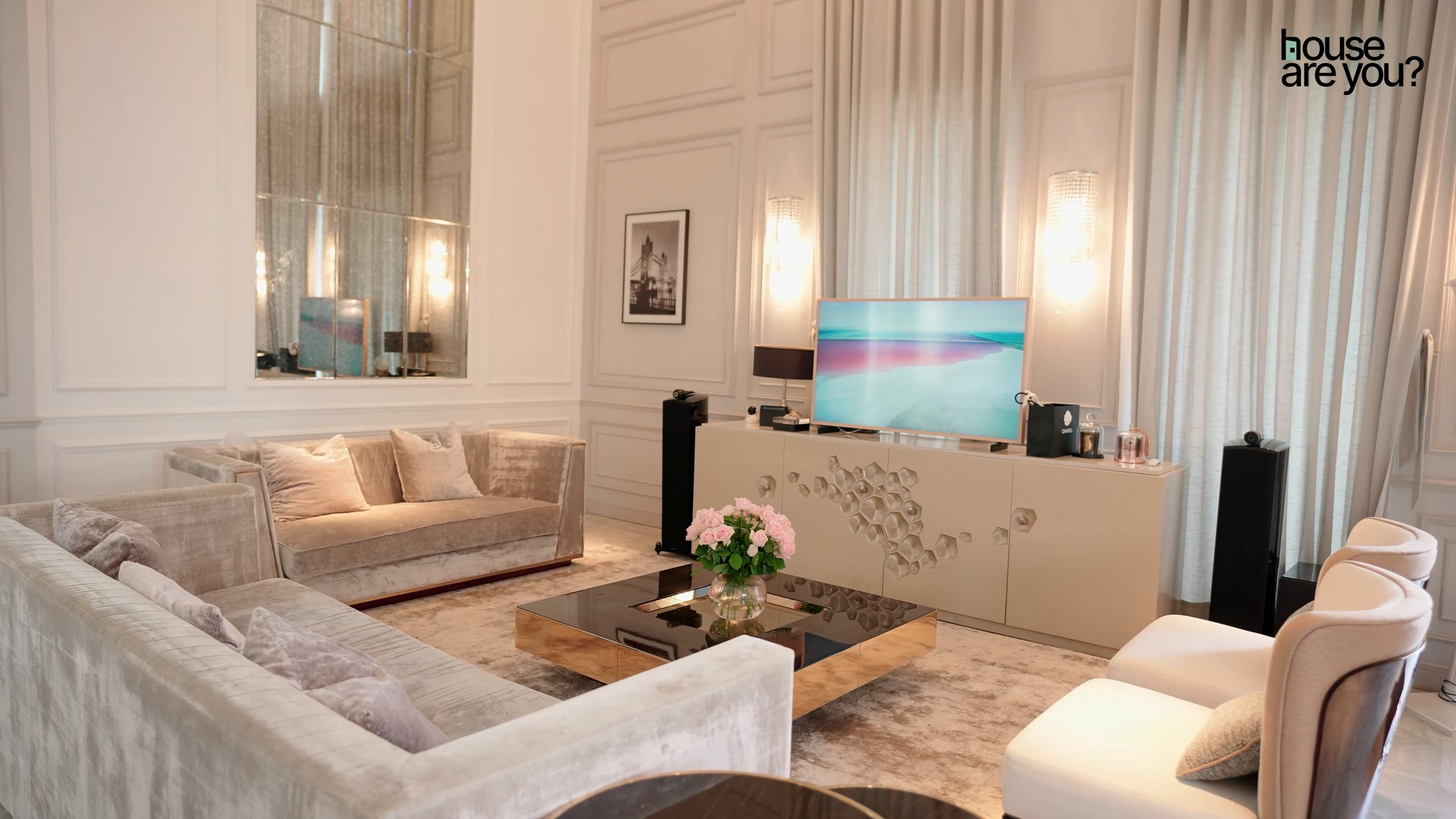 Cuộc sống sang chảnh của hội "phú bà" Vbiz: Huyền Baby ở biệt thự 100 tỷ, Ngọc Thanh Tâm sống trong "cung điện" đập thông 6 căn- Ảnh 20.