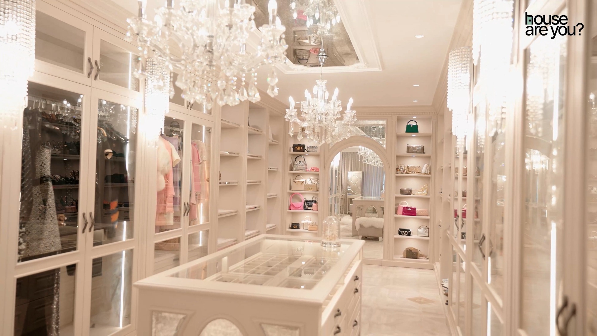 Cuộc sống sang chảnh của hội "phú bà" Vbiz: Huyền Baby ở biệt thự 100 tỷ, Ngọc Thanh Tâm sống trong "cung điện" đập thông 6 căn- Ảnh 24.