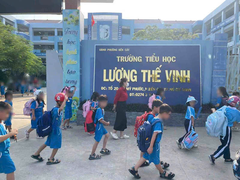 Chính quyền phản hồi về clip học sinh đứng nắng chờ phụ huynh tại trường Tiểu học Lương Thế Vinh - Ảnh 1.