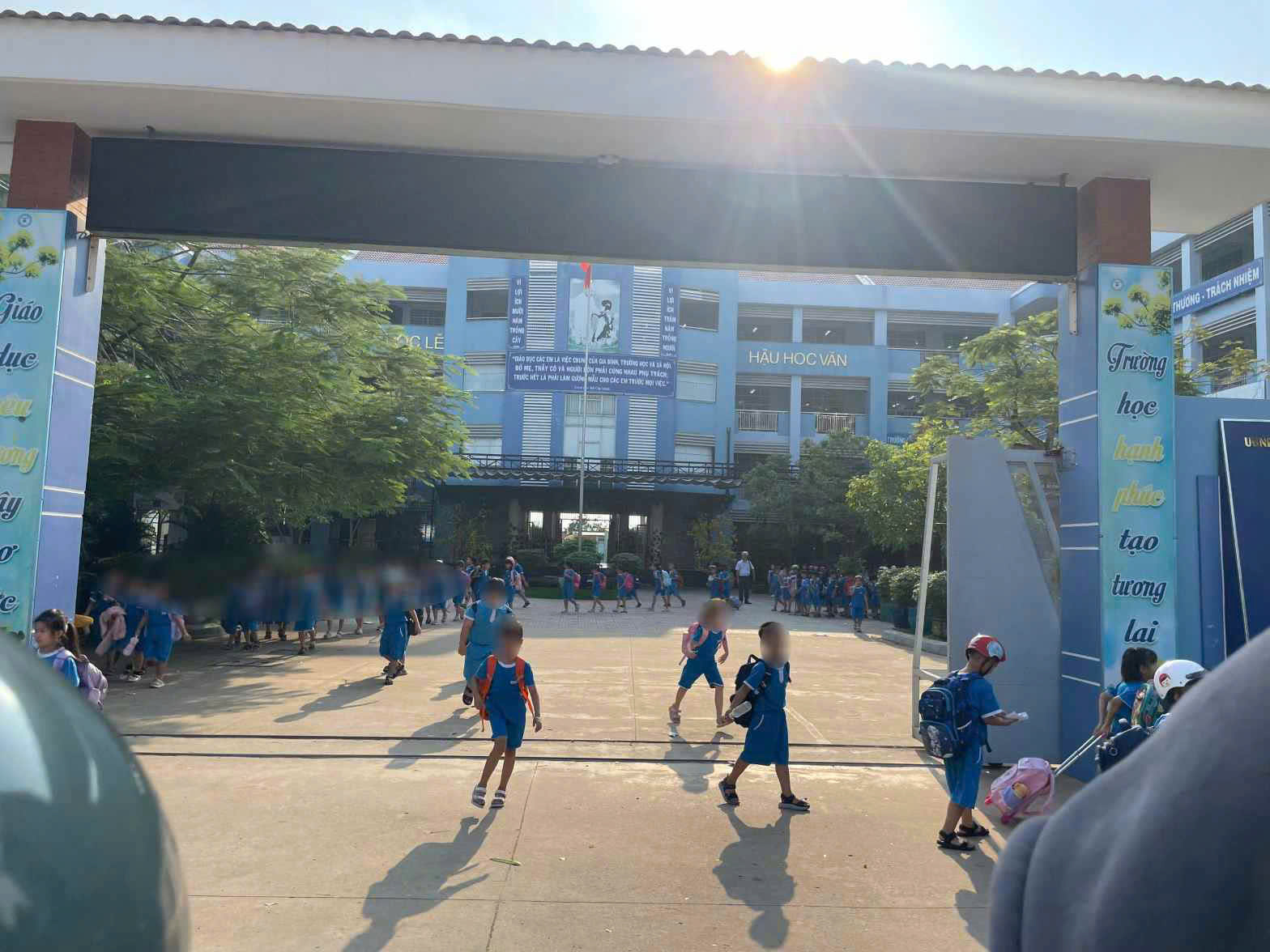Chính quyền phản hồi về clip học sinh đứng nắng chờ phụ huynh tại trường Tiểu học Lương Thế Vinh - Ảnh 2.