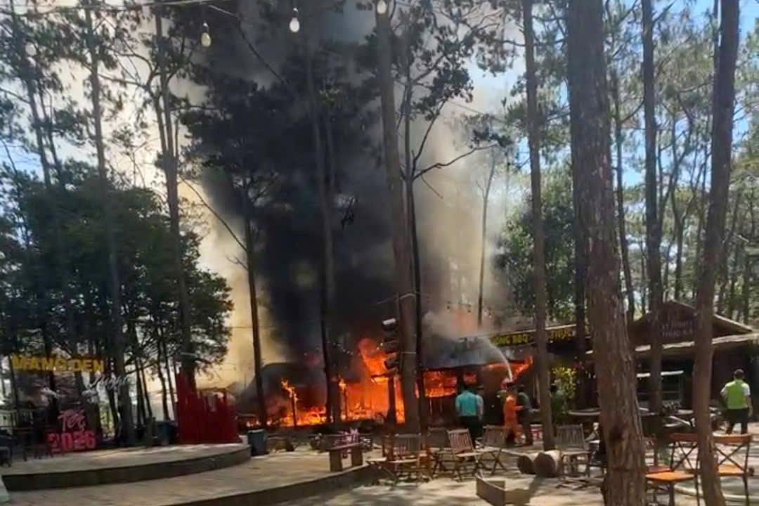 Cháy tại Khu kinh tế đêm Măng Đen - Ảnh 1.