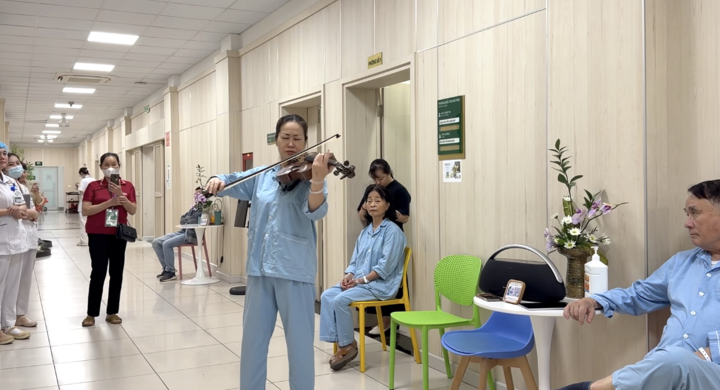 Xúc động cảnh nữ bệnh nhân khoa Cấp cứu BV Bạch Mai chơi viola tri ân y bác sỹ- Ảnh 1.