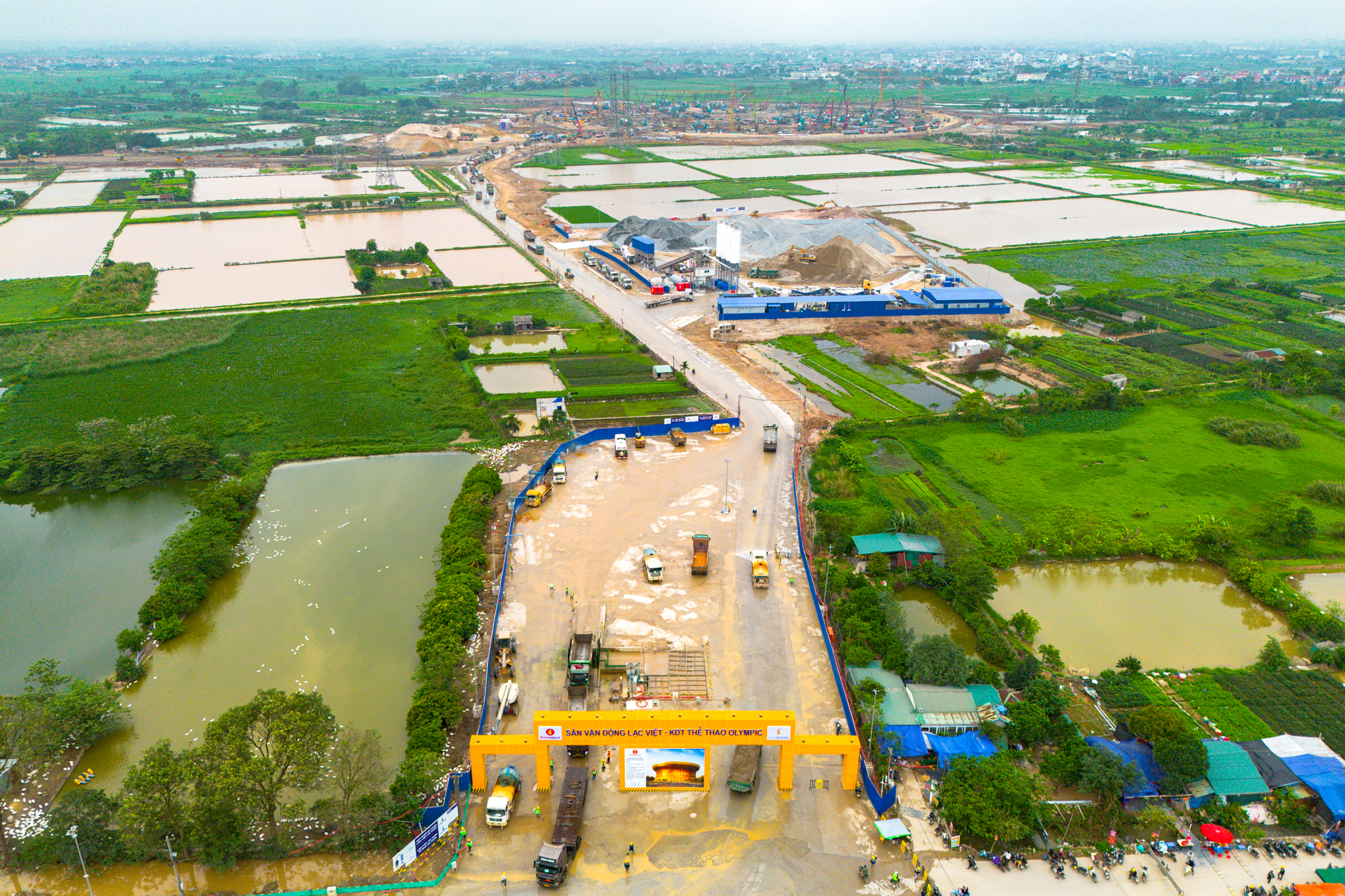 Đại công trường xây sân vận động lớn nhất thế giới: Ô tô nối đuôi nhau như đàn kiến, cần cẩu phủ kín đường chân trời - Ảnh 1.