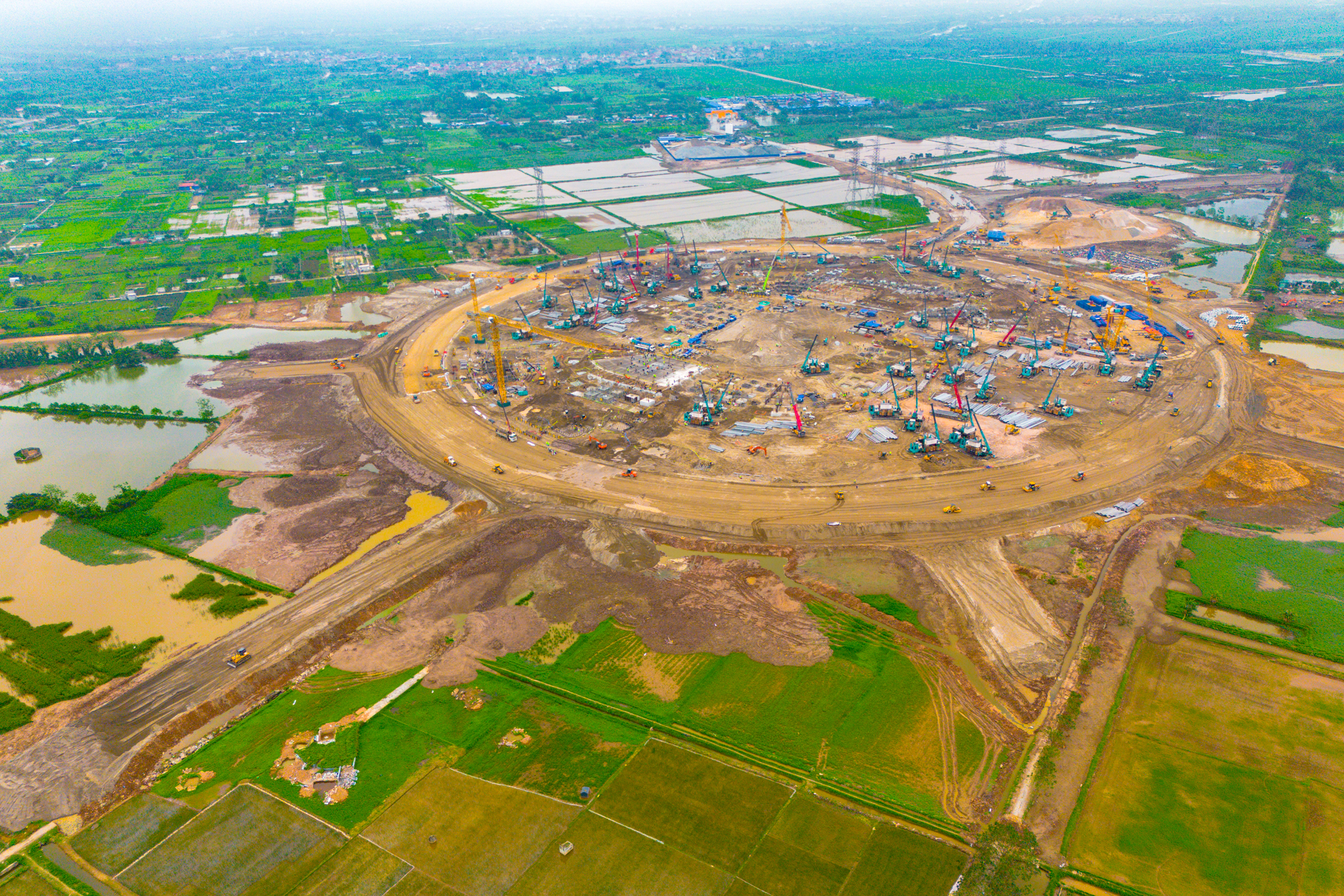 Đại công trường xây sân vận động lớn nhất thế giới: Ô tô nối đuôi nhau như đàn kiến, cần cẩu phủ kín đường chân trời - Ảnh 2.