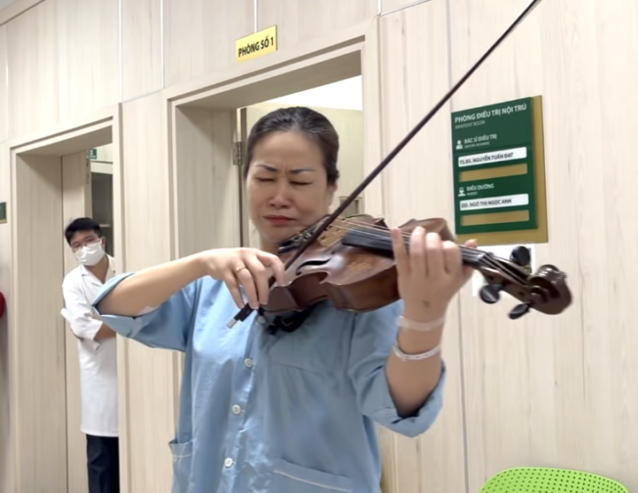 Xúc động cảnh nữ bệnh nhân khoa Cấp cứu BV Bạch Mai chơi viola tri ân y bác sỹ- Ảnh 2.