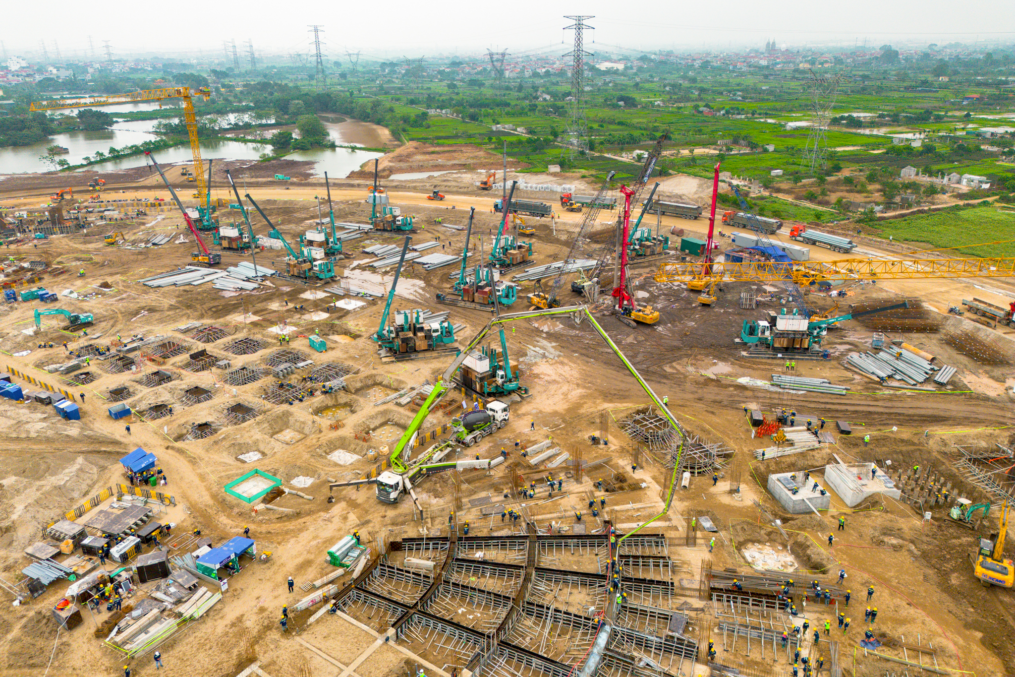 Đại công trường xây sân vận động lớn nhất thế giới: Ô tô nối đuôi nhau như đàn kiến, cần cẩu phủ kín đường chân trời - Ảnh 4.