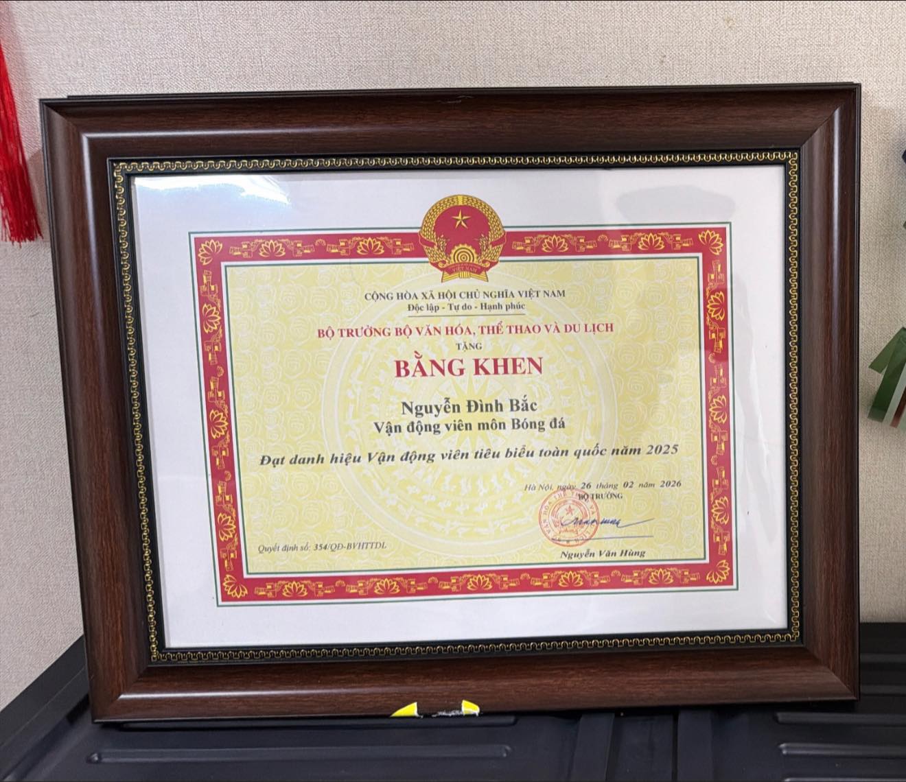 Đình Bắc diện vest bảnh bao tay ôm "cú đúp" bằng khen về nhà, cậu này đỉnh quá!- Ảnh 1.