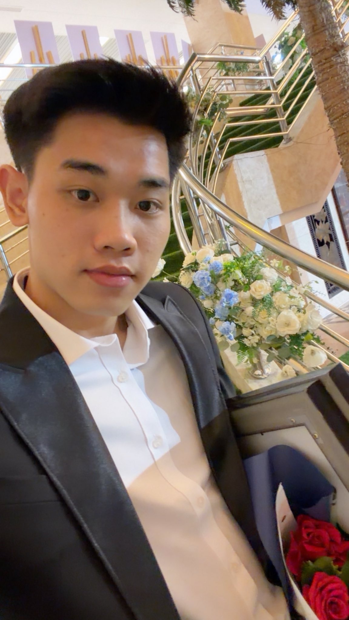 Đình Bắc diện vest bảnh bao tay ôm "cú đúp" bằng khen về nhà, cậu này đỉnh quá!- Ảnh 3.