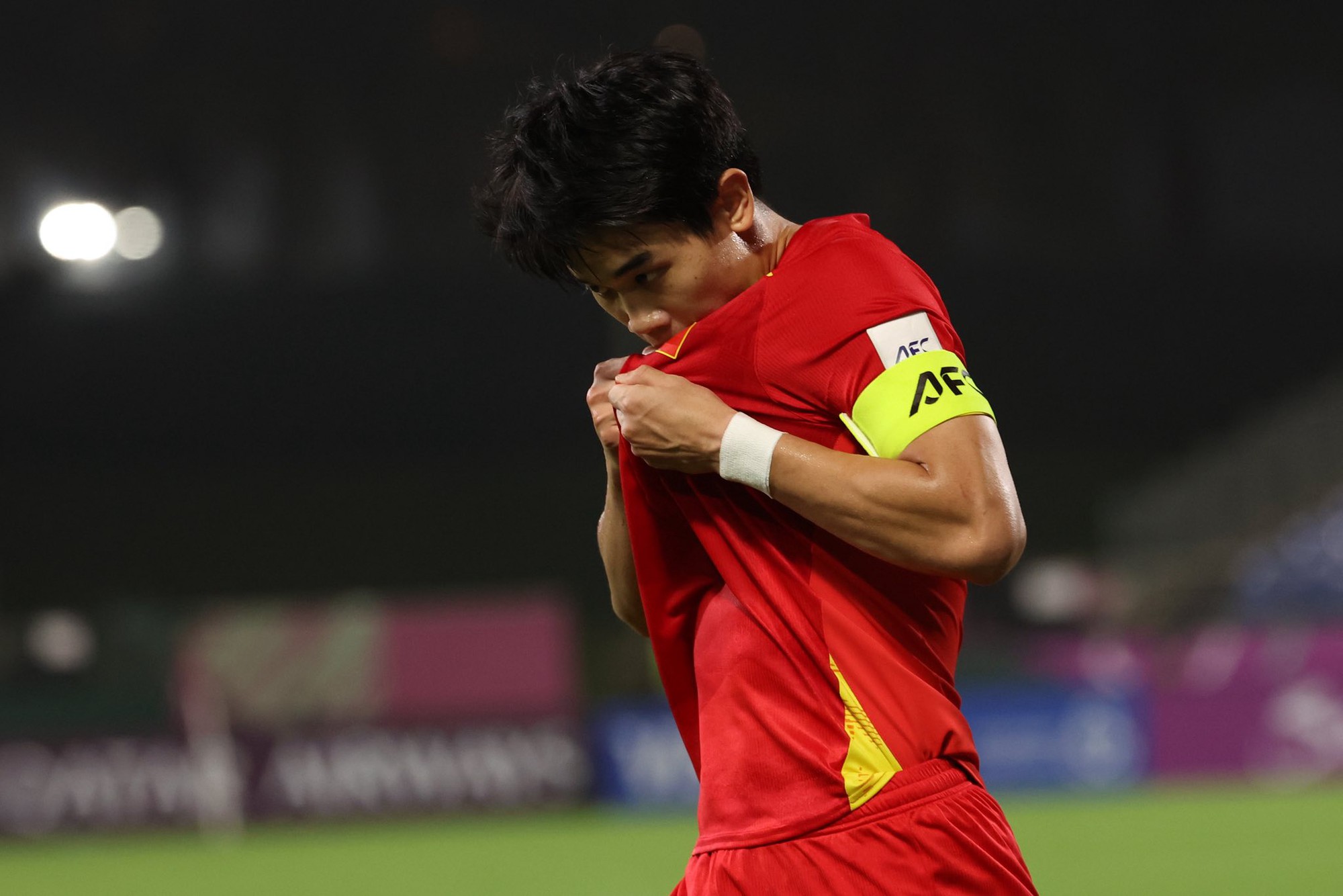 Đình Bắc diện vest bảnh bao tay ôm "cú đúp" bằng khen về nhà, cậu này đỉnh quá!- Ảnh 4.