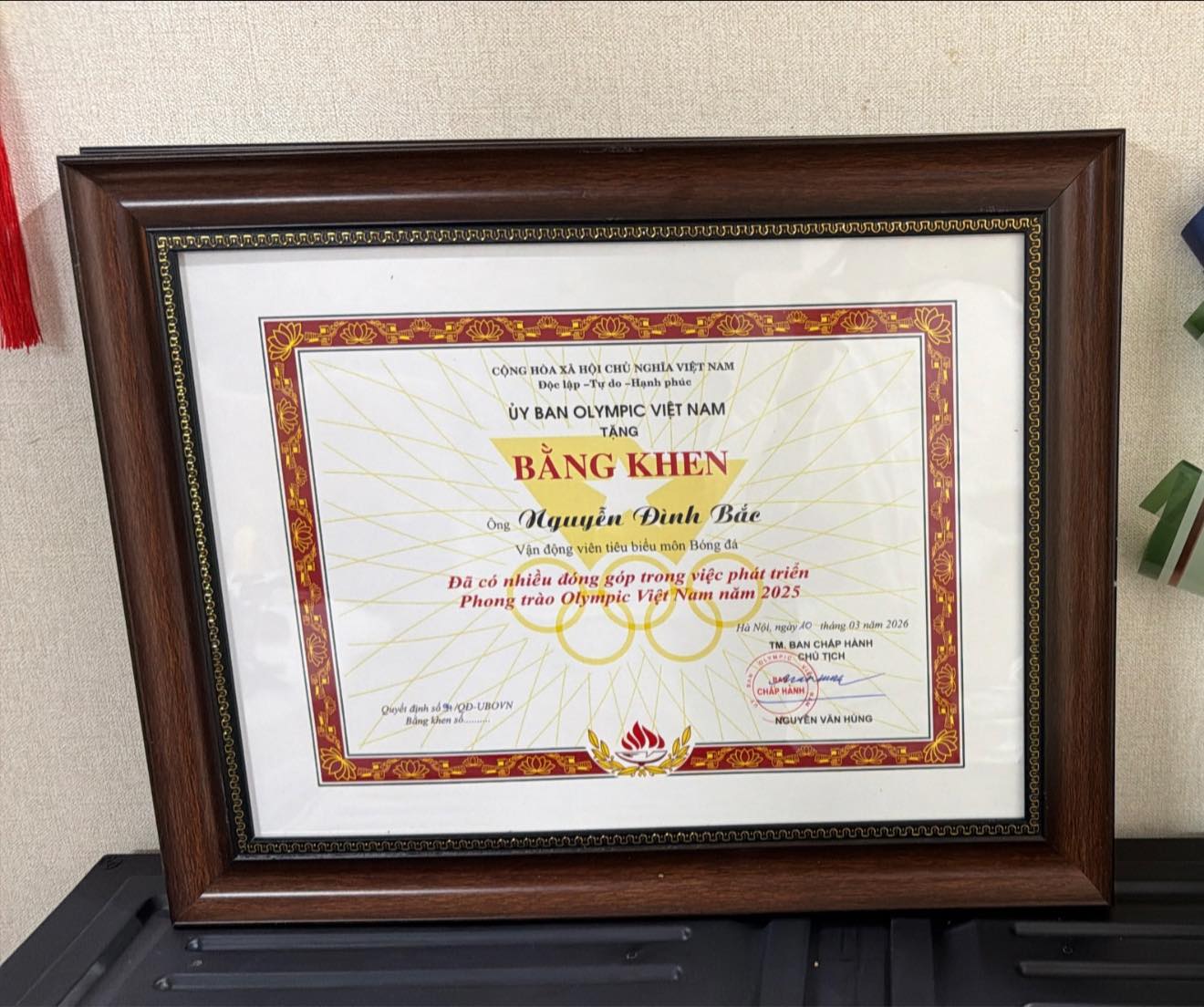 Đình Bắc diện vest bảnh bao tay ôm "cú đúp" bằng khen về nhà, cậu này đỉnh quá!- Ảnh 2.