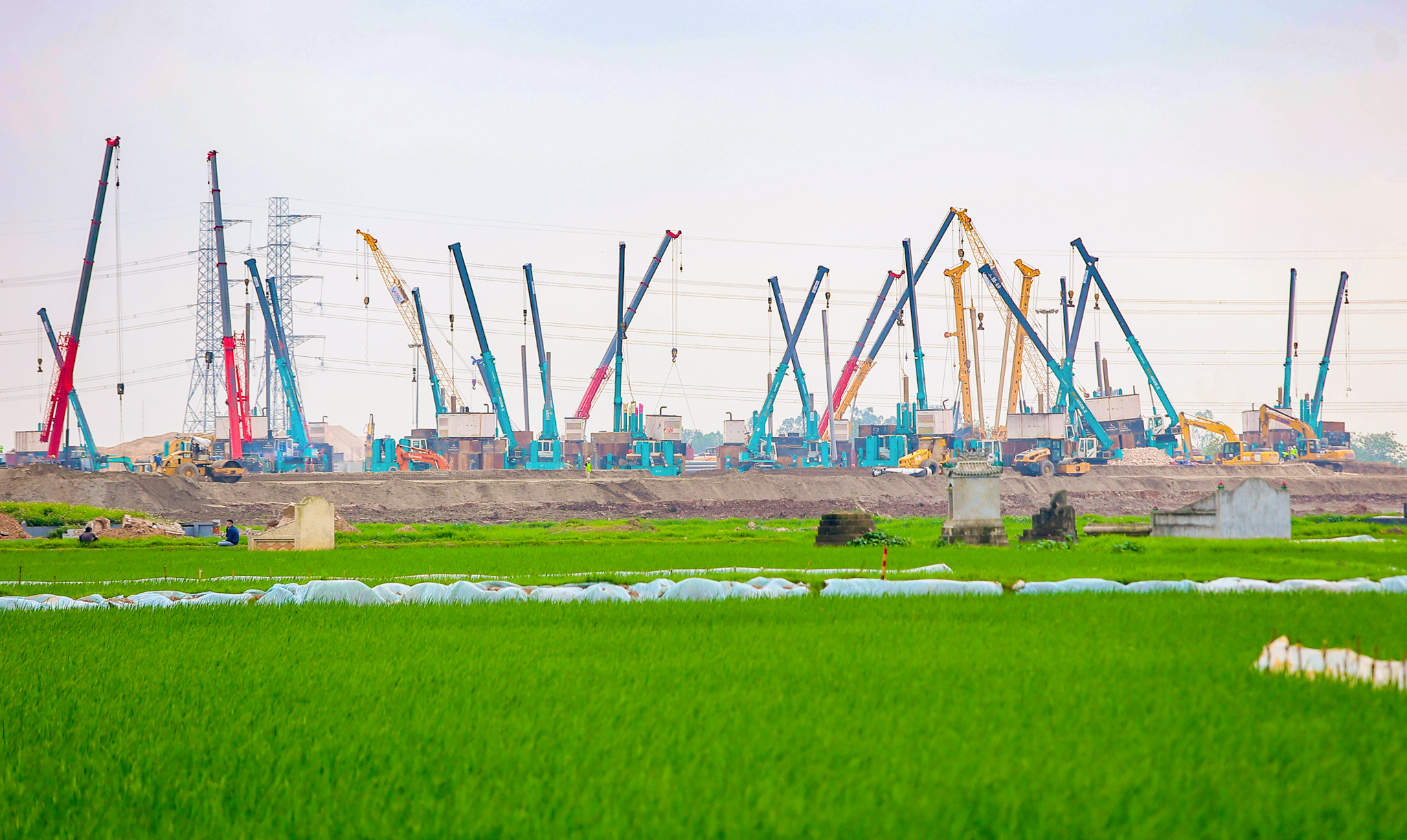 Đại công trường xây sân vận động lớn nhất thế giới: Ô tô nối đuôi nhau như đàn kiến, cần cẩu phủ kín đường chân trời - Ảnh 7.