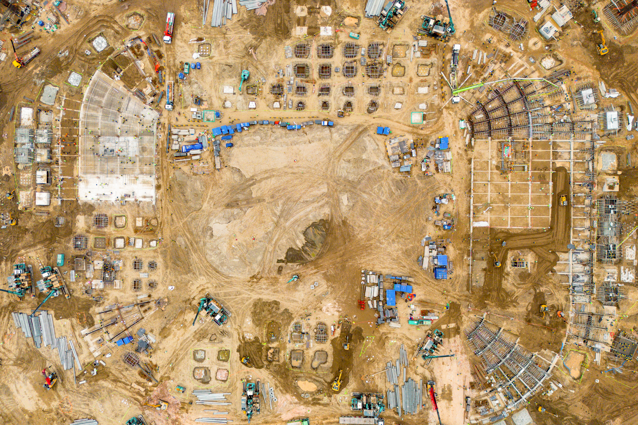 Đại công trường xây sân vận động lớn nhất thế giới: Ô tô nối đuôi nhau như đàn kiến, cần cẩu phủ kín đường chân trời - Ảnh 8.