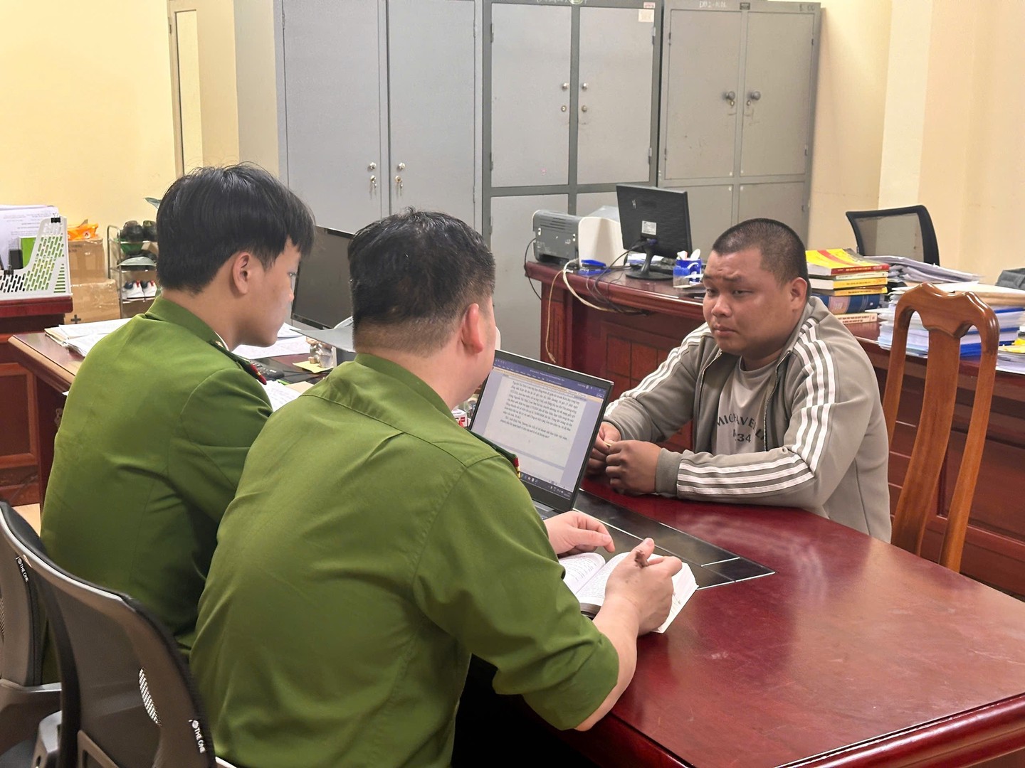 Ra lệnh bắt tạm giam, khám xét khẩn cấp nơi ở của Đinh Văn Thượng SN 1992 - Ảnh 1.