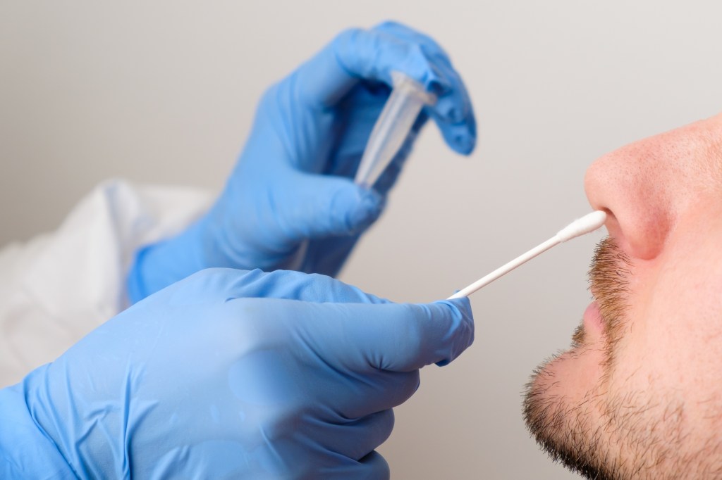 Biến thể COVID “Ve sầu” lây lan tại Mỹ, nguy cơ gây làn sóng dịch mới- Ảnh 2.