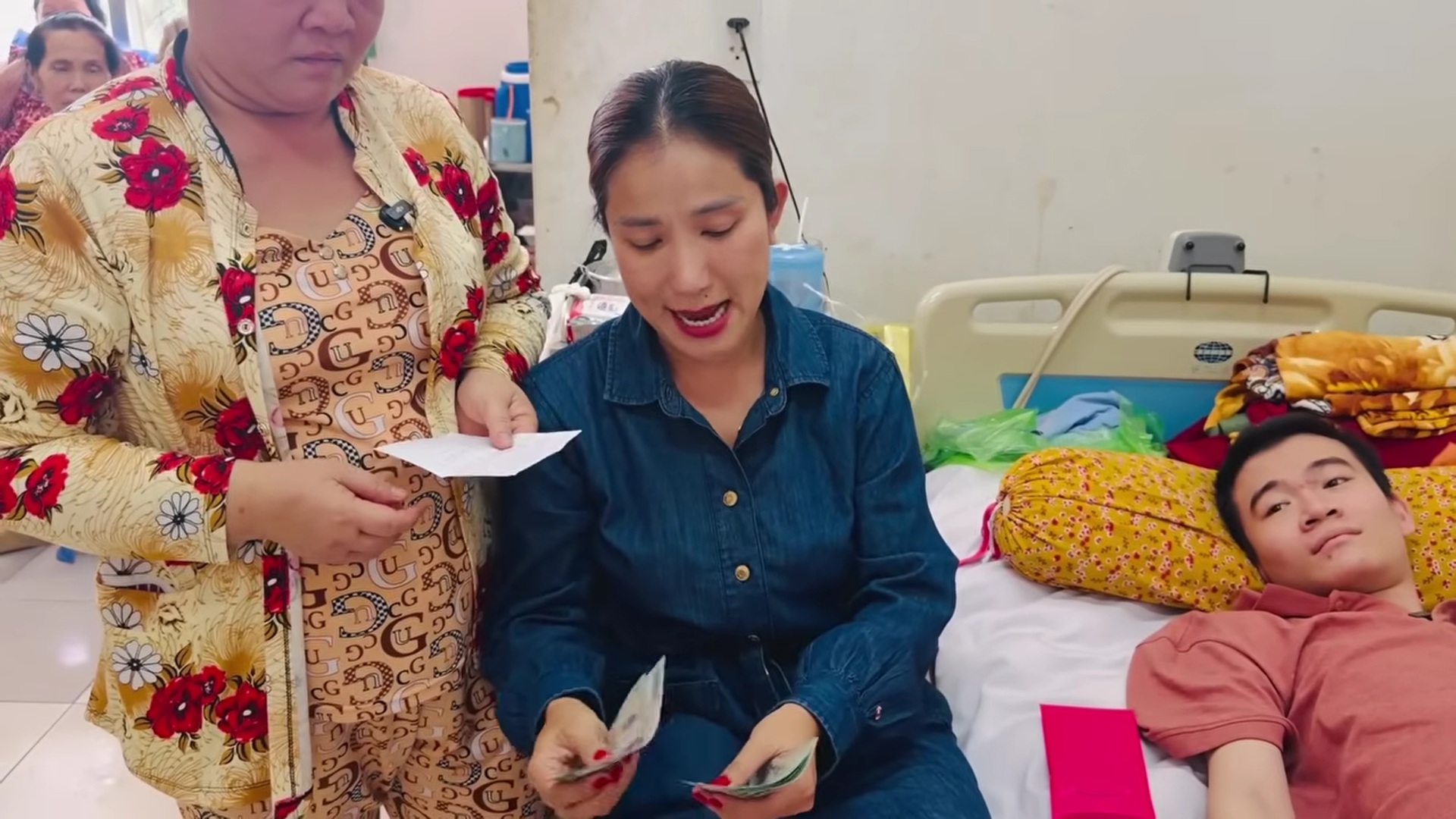 Nữ NSƯT giữ đúng lời hứa, đi Mỹ về cầm tiền tới Cần Thơ làm 1 việc - Ảnh 1.