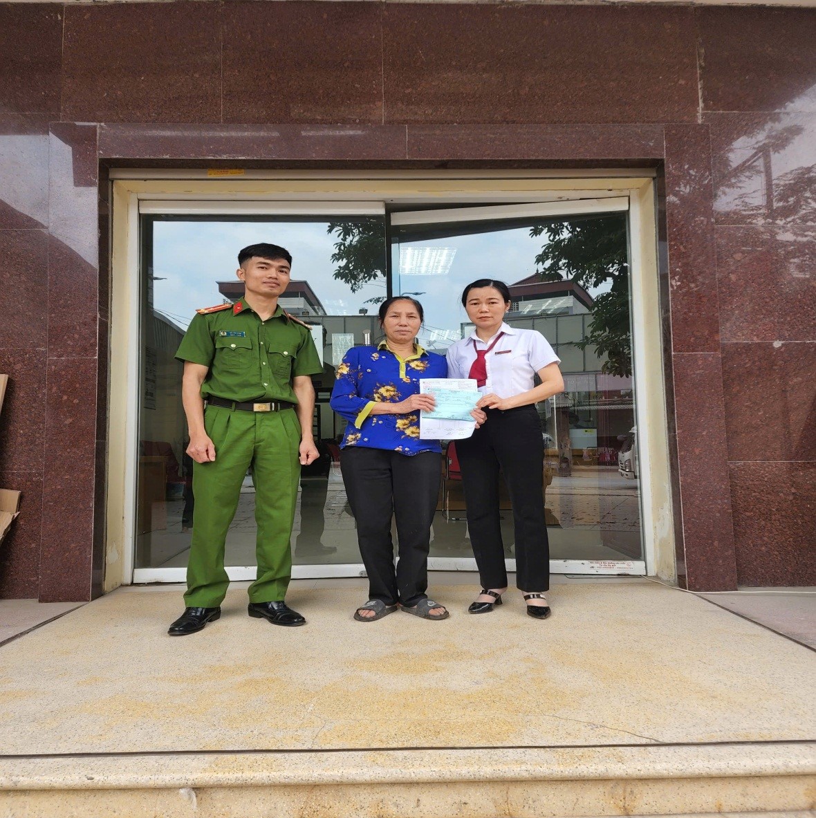 Tài khoản ngân hàng của người phụ nữ SN 1962 bất ngờ có giao dịch 20 triệu đồng, công an nhanh chóng vào cuộc xác minh- Ảnh 1.