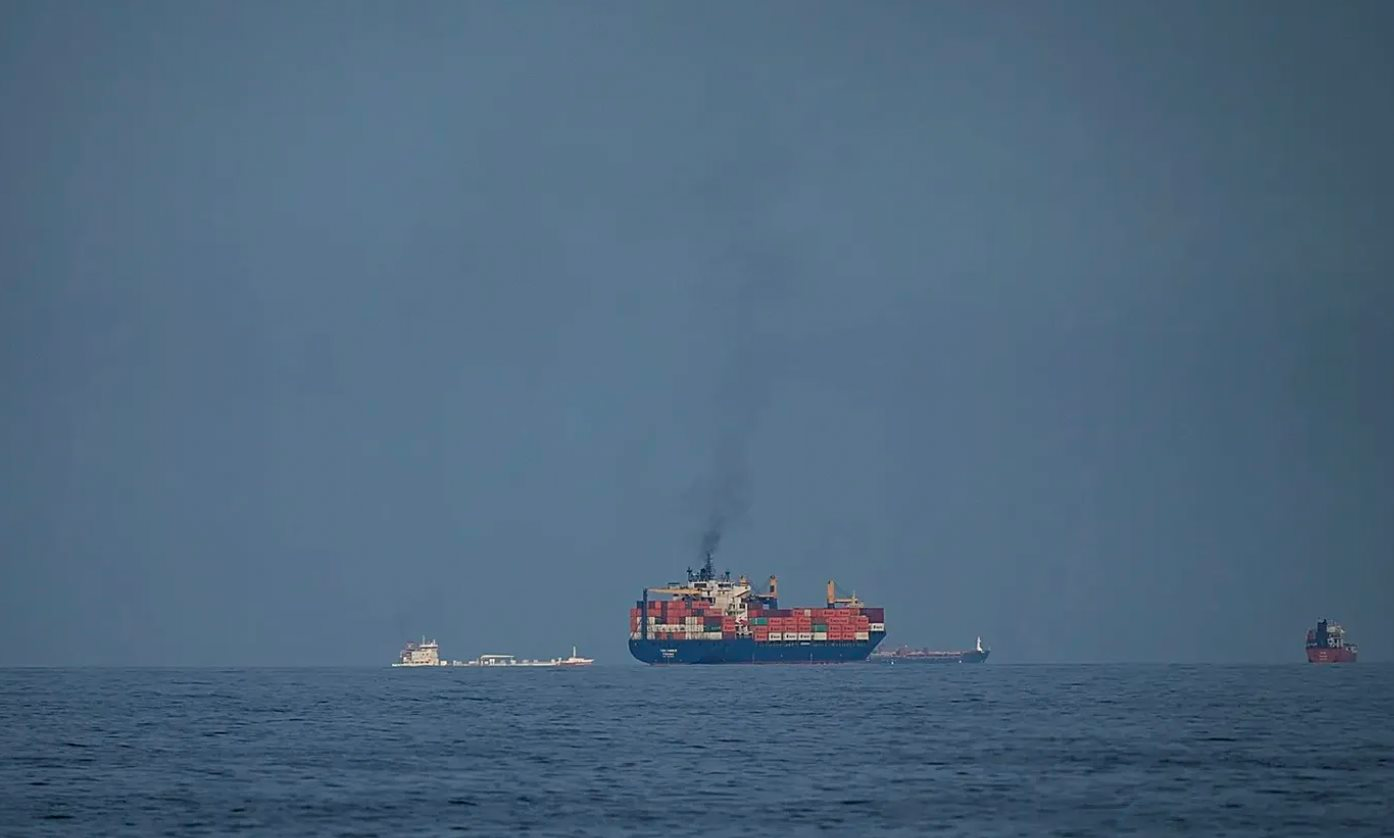 Đang vượt Eo biển Hormuz, 2 tàu chở hàng của một 'quốc gia thân thiện' với Iran bất ngờ quay đầu không thể di chuyển tiếp- Ảnh 1.