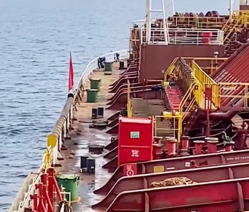 Iran bác bỏ "món quà tặng ông Donald Trump", 20.000 thủy thủ mắc kẹt ở vịnh Ba Tư- Ảnh 2.