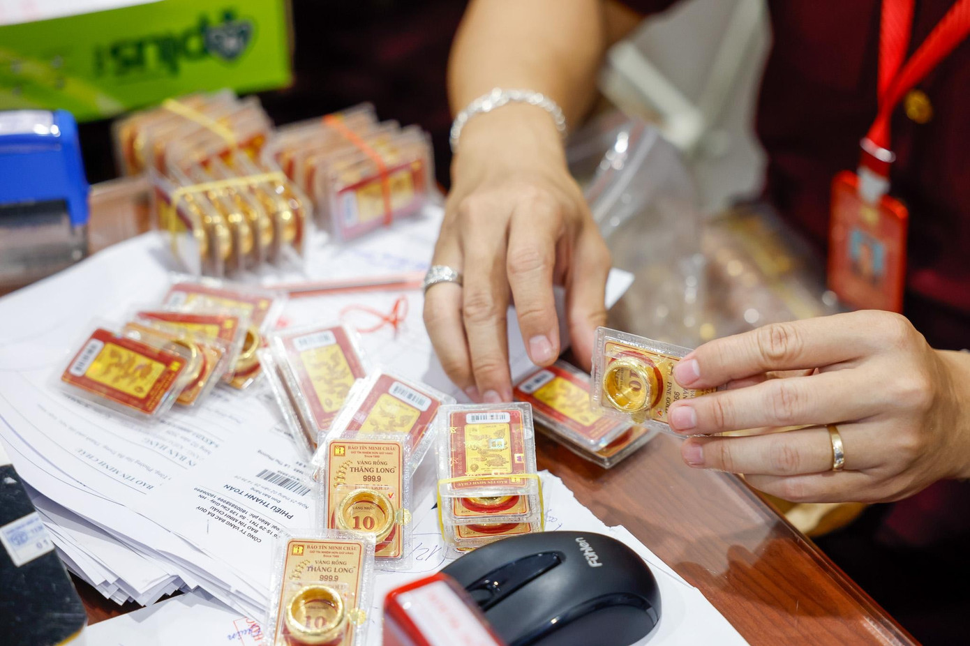 Giá vàng Việt Nam cao hơn thế giới gần 30 triệu đồng/lượng- Ảnh 1.
