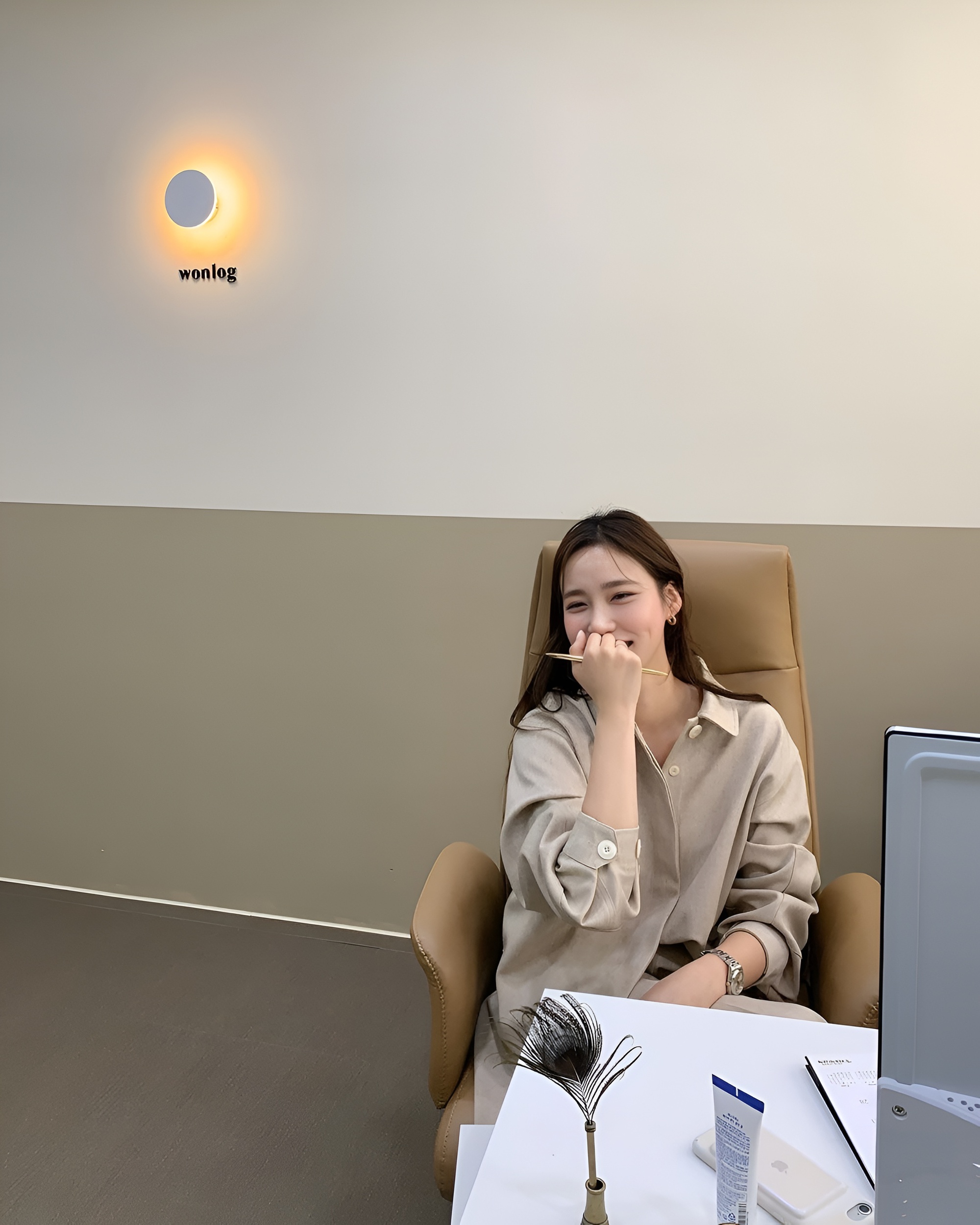 “Bạn sẽ giải thích màu đỏ cho người mù như thế nào? – Cô gái trả lời 1 câu, được nhận việc ngay  - Ảnh 1.